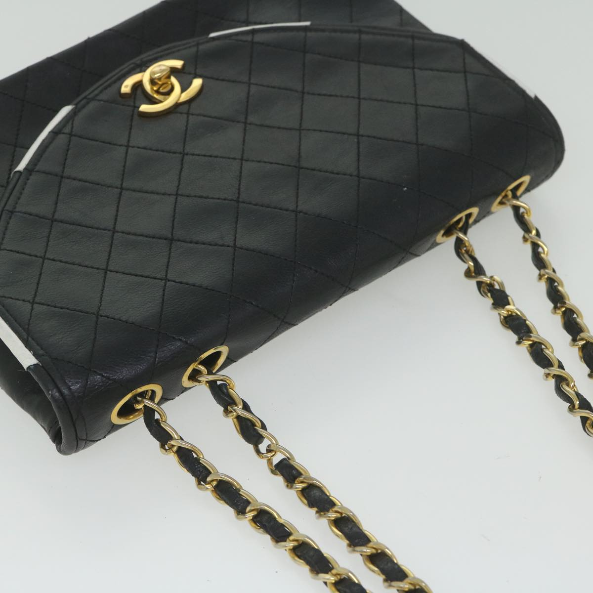 Top Quality Chanel Matelasse Chain Shoulder Bag Lamb Skin Black White CC Auth bs10325
