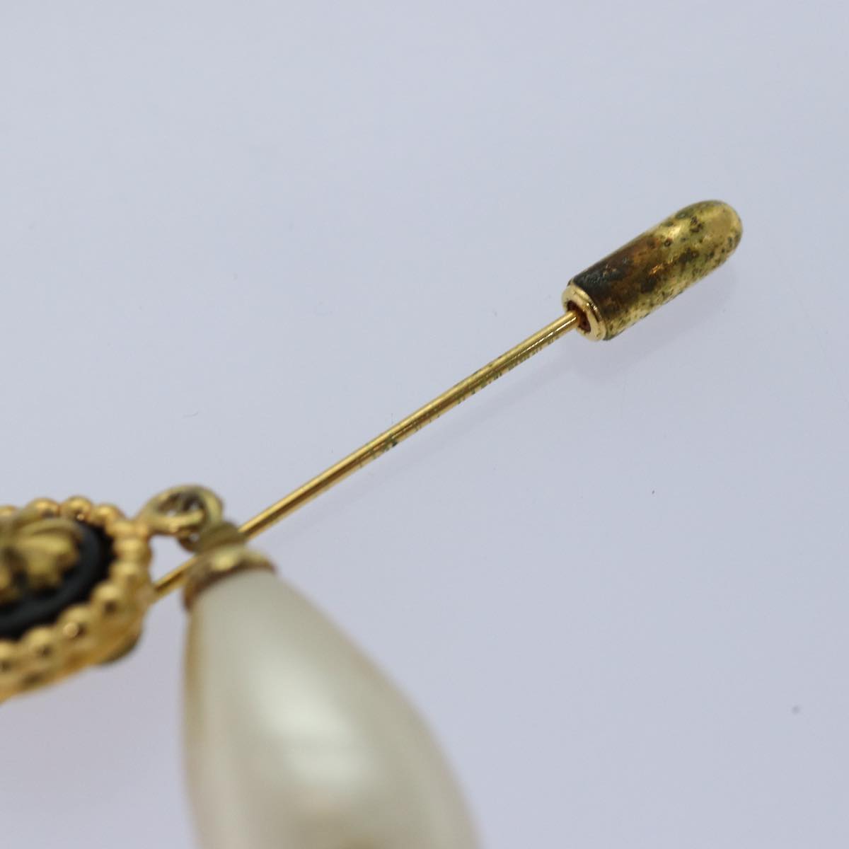 Top Quality Chanel Pearl Brooch metal Gold CC Auth bs14533