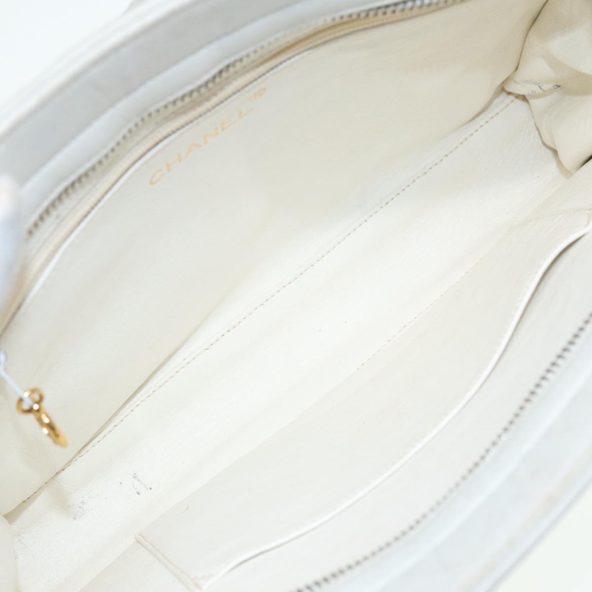 Top Quality Chanel Matelasse Shoulder Bag Lamb Skin White Gold CC Auth bs17156