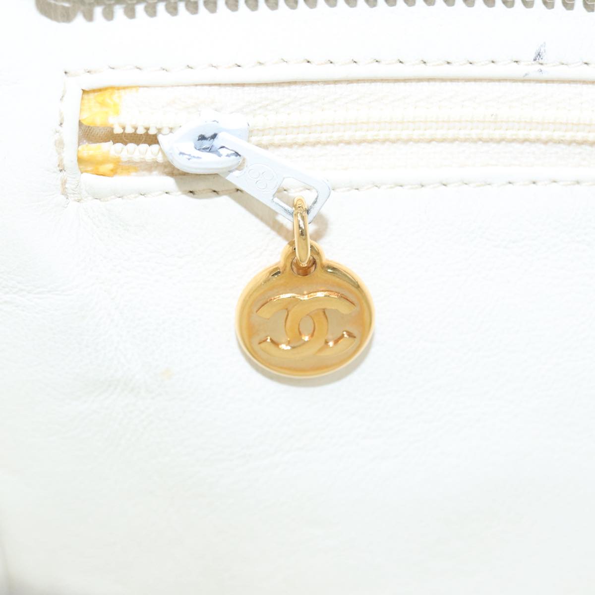 Top Quality Chanel Matelasse Shoulder Bag Lamb Skin White Gold CC Auth bs17156