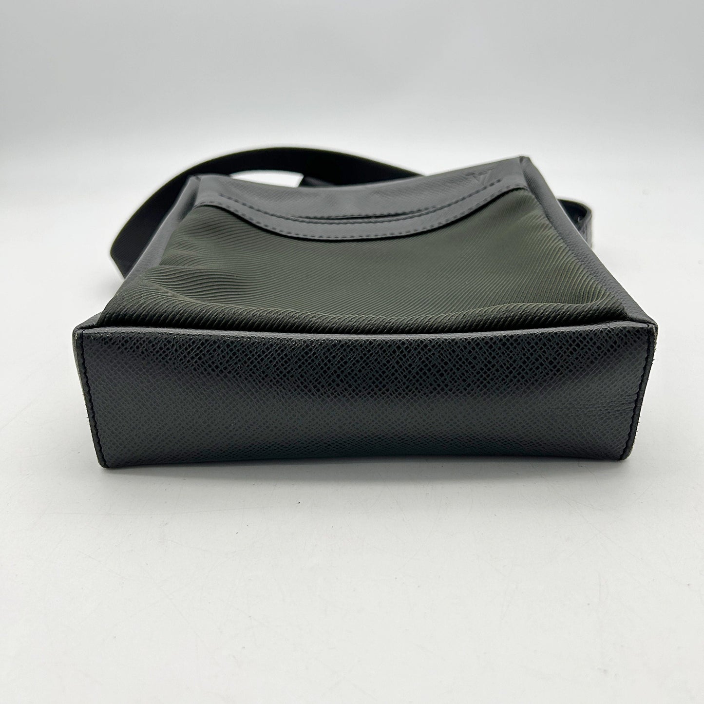 Louis Vuitton Taiga Sayan Messenger Bag - Black Crossbody Bags, Handbags lv6619ce