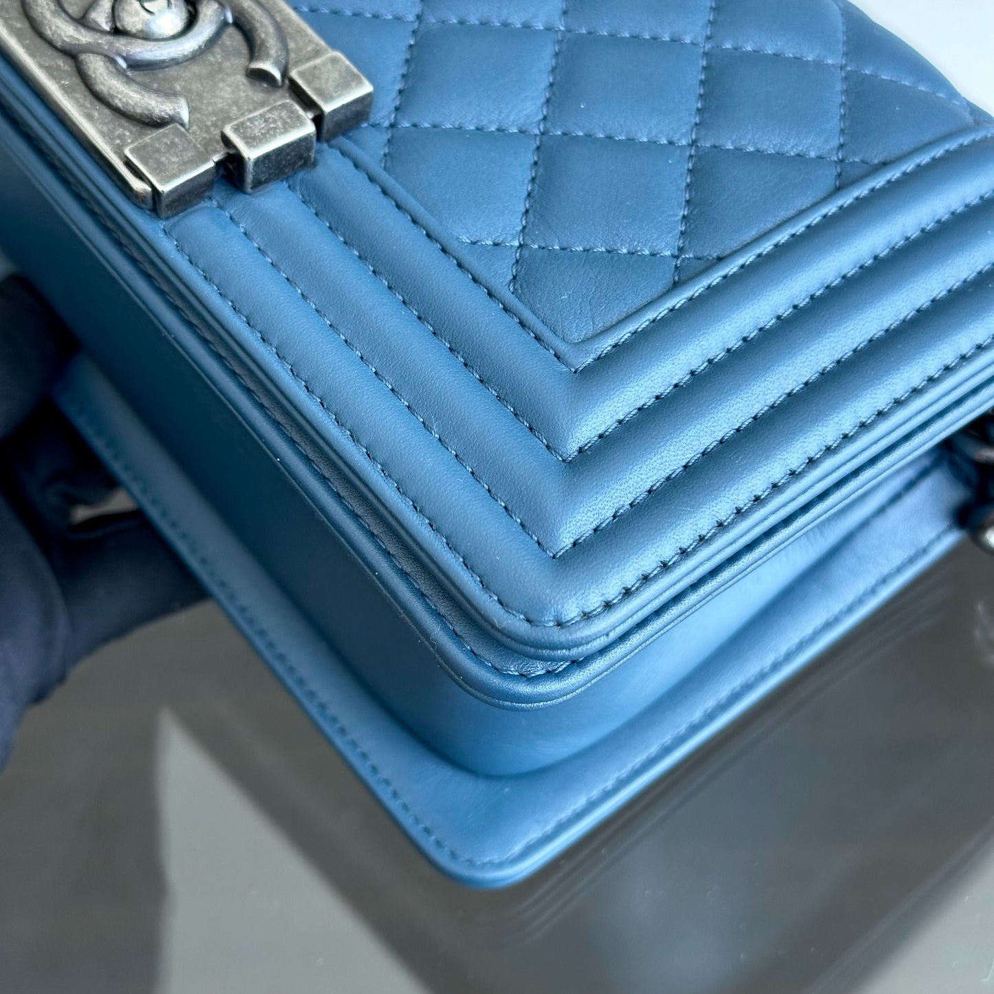 *Calfskin, Like New* Boy Small 20CM Quilted Leboy Calfskin Dark Blue No 26