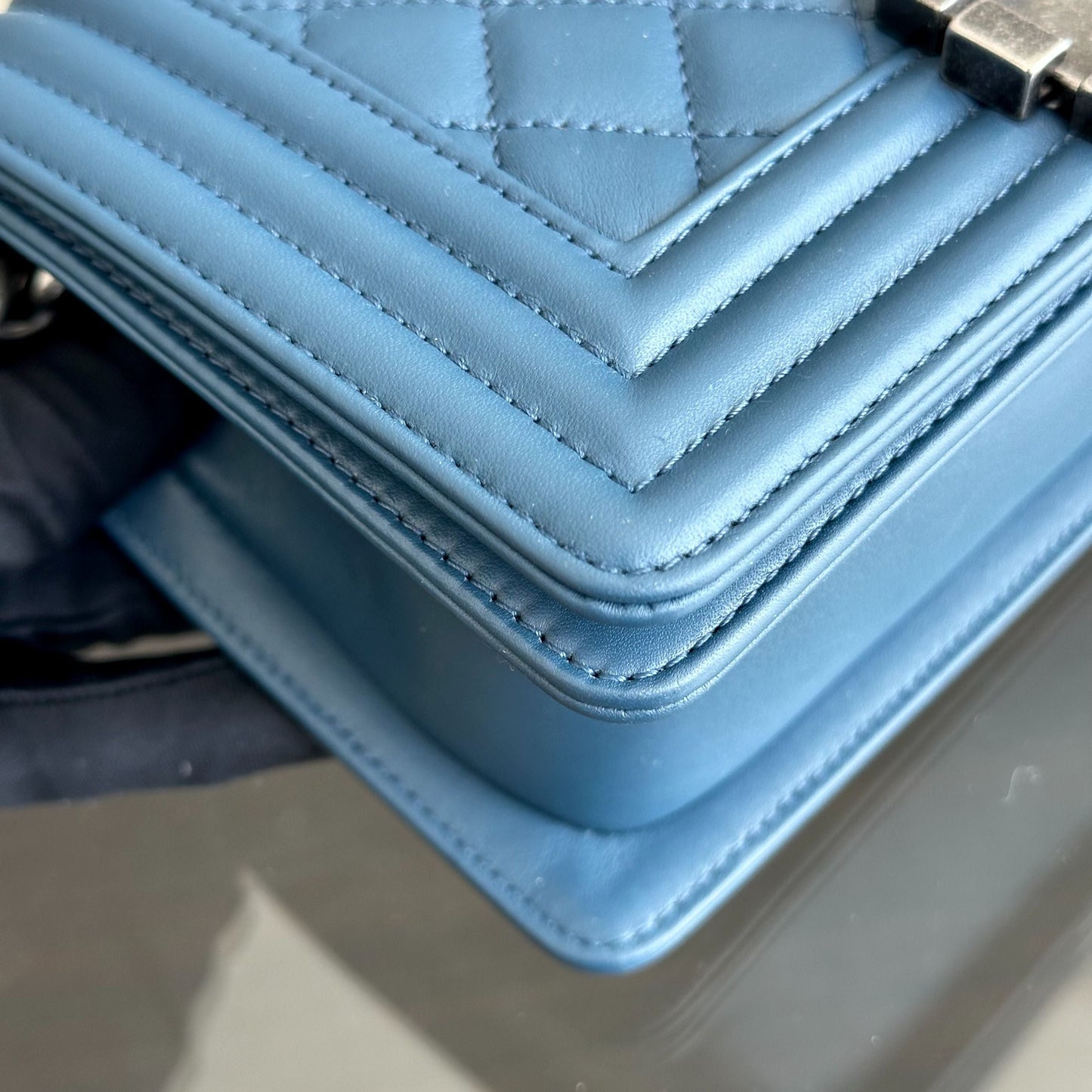 *Calfskin, Like New* Boy Small 20CM Quilted Leboy Calfskin Dark Blue No 26