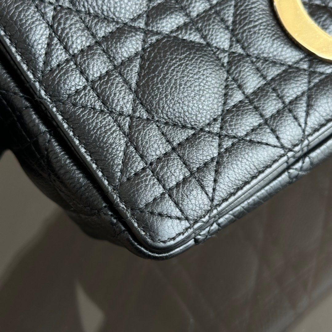 Caro Medium 25CMCannage Calfskin Black GHW