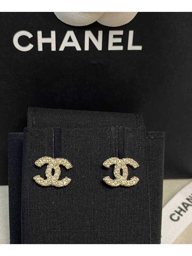 WoMen's CC Logo Pearl Pearl Earrings Gold Chanel
