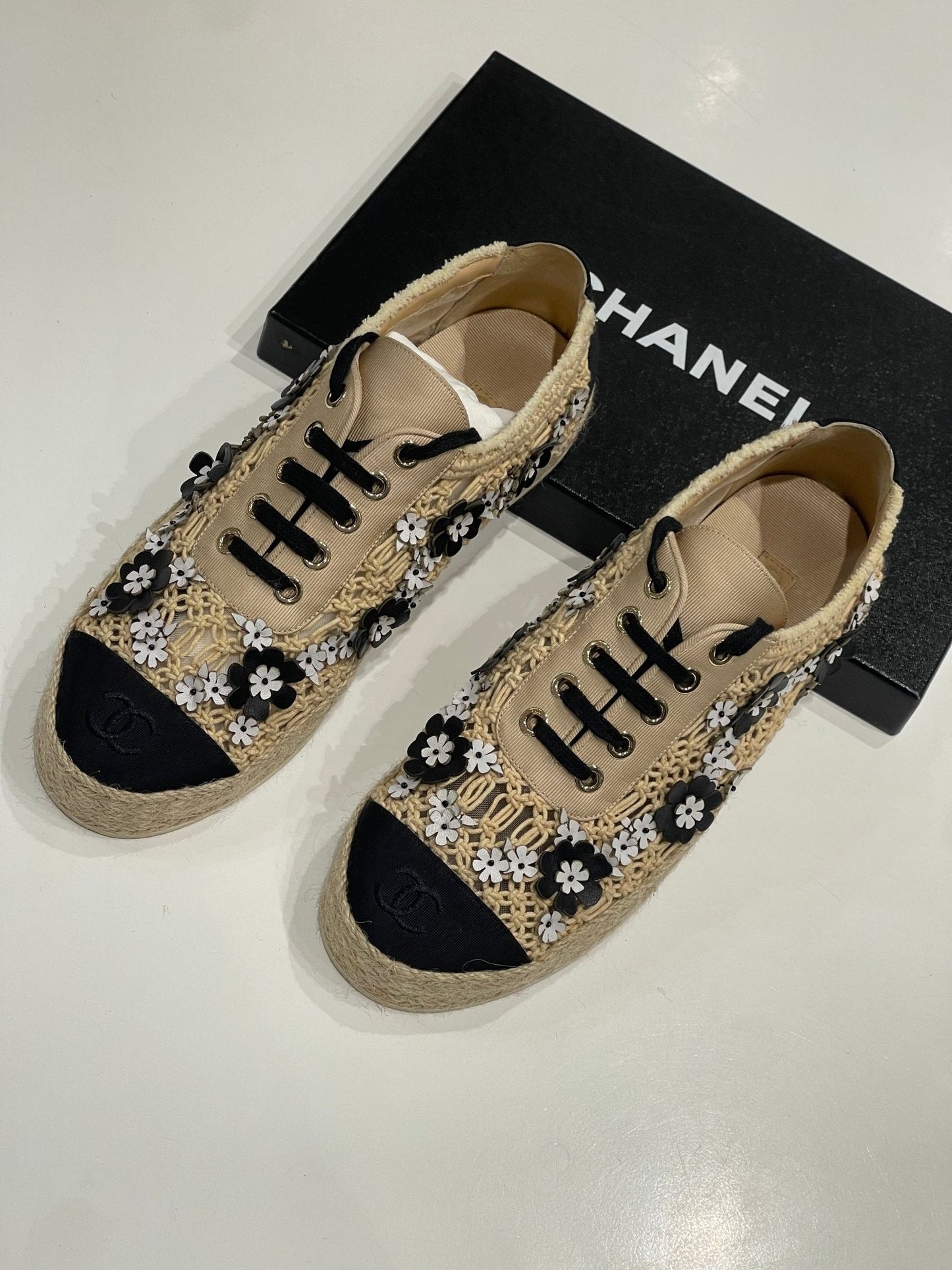 Chanel - Baskets raphia camélia T38