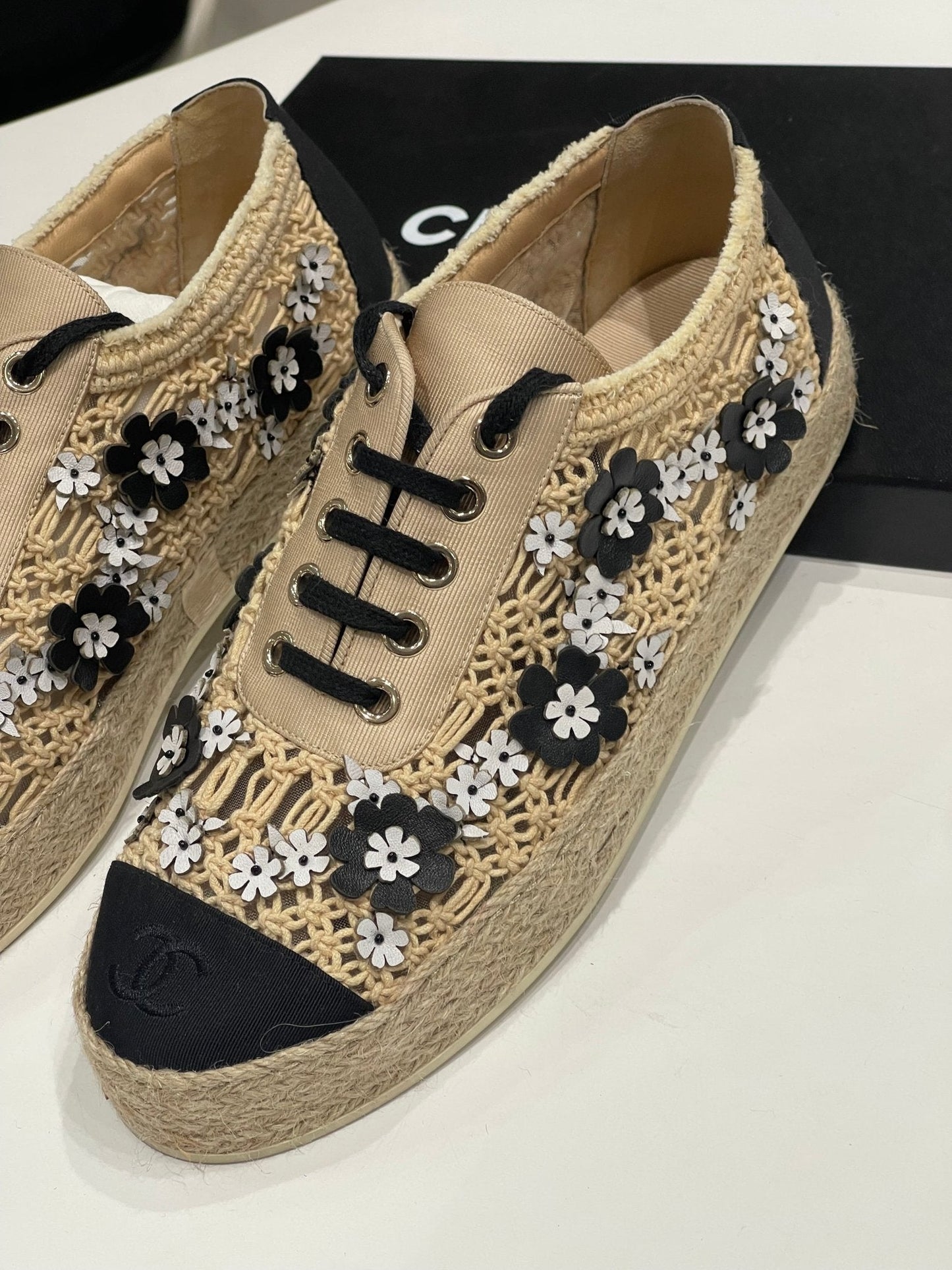 Chanel - Baskets raphia camélia T38