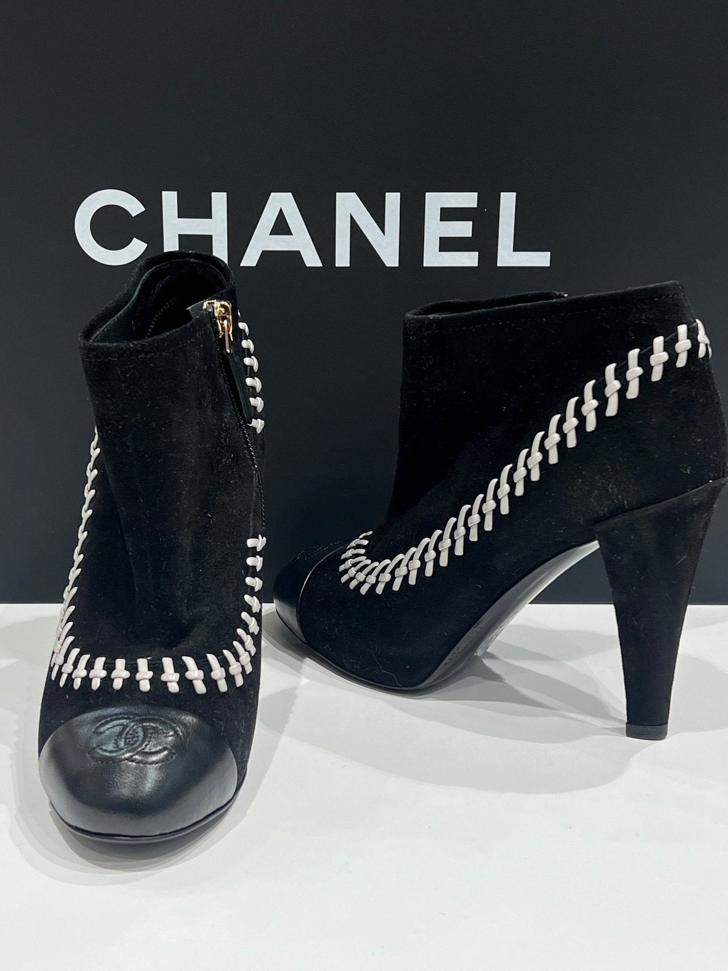 Chanel - boots daim, noir et blanc ￼