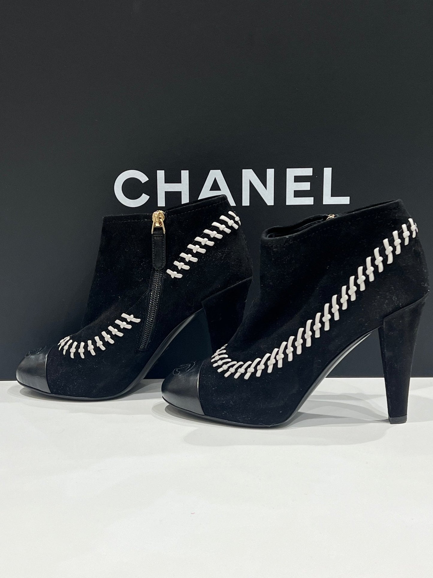 Chanel - boots daim, noir et blanc ￼