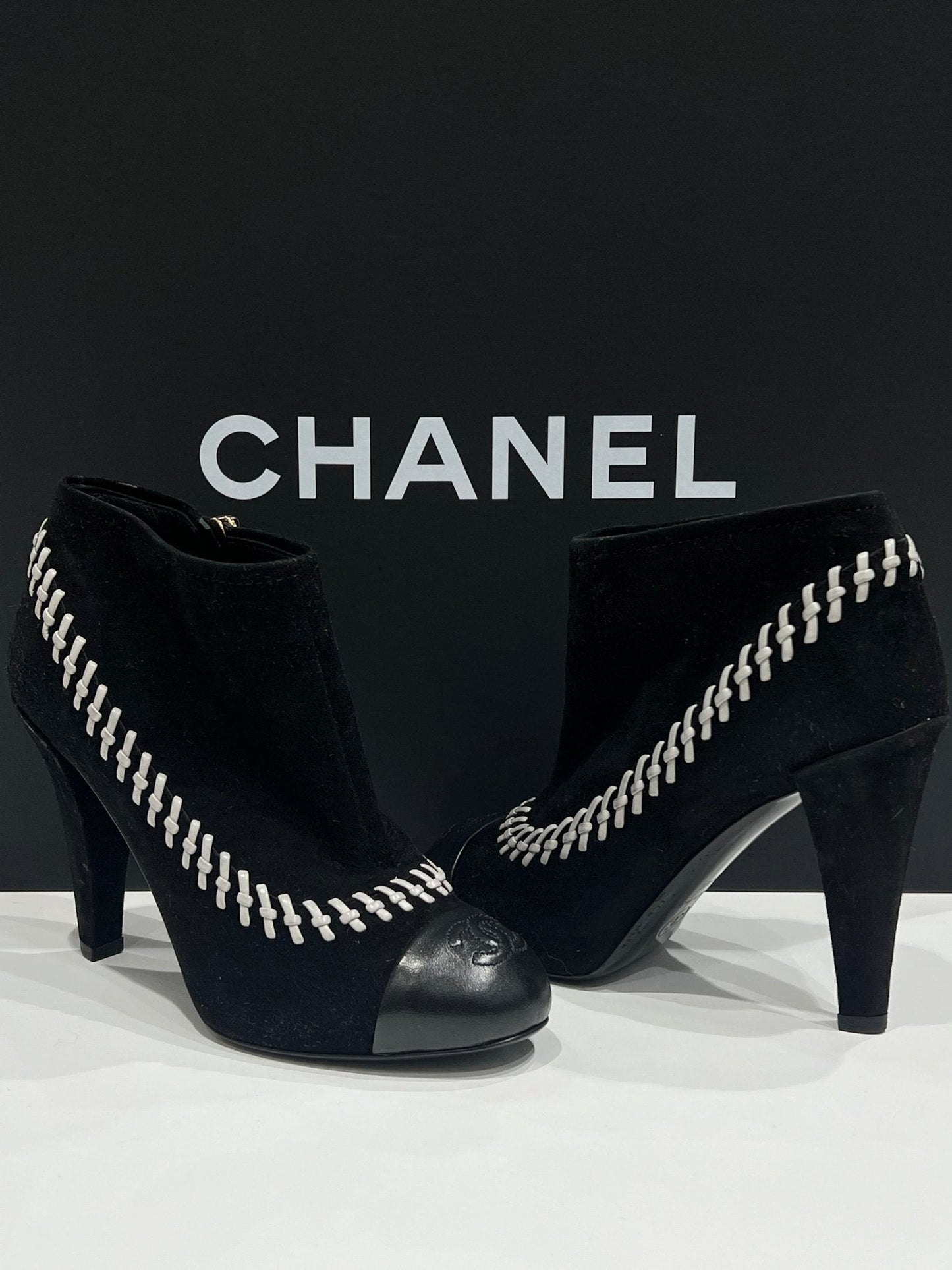 Chanel - boots daim, noir et blanc ￼