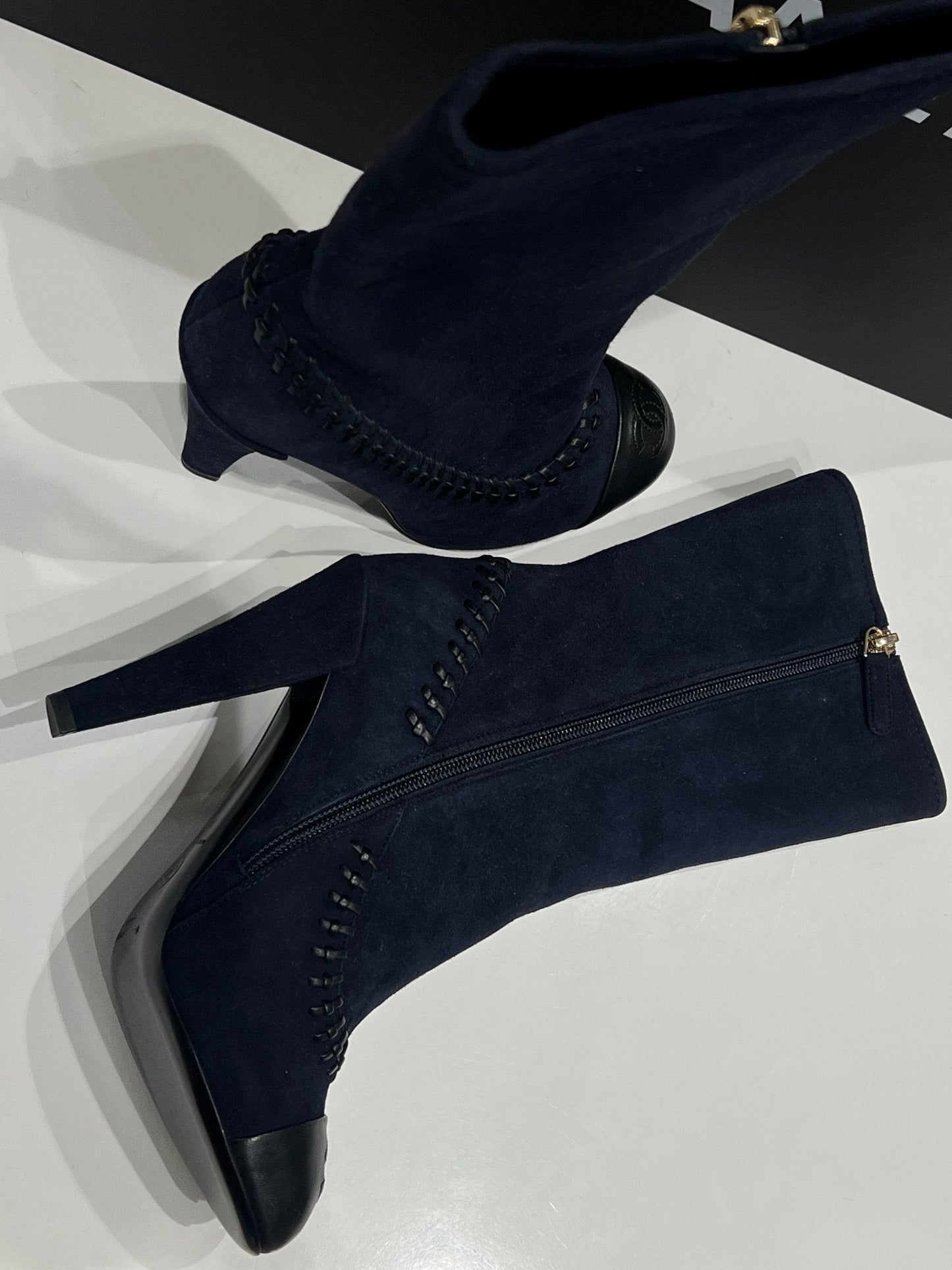 Chanel - bottines daim marine et noir