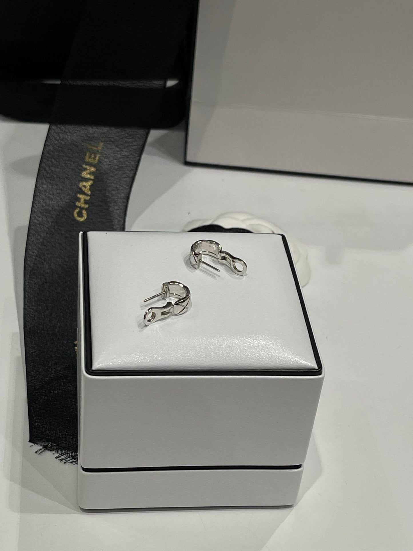 Chanel - Boucles d’oreilles Coco crush or blanc et diamants