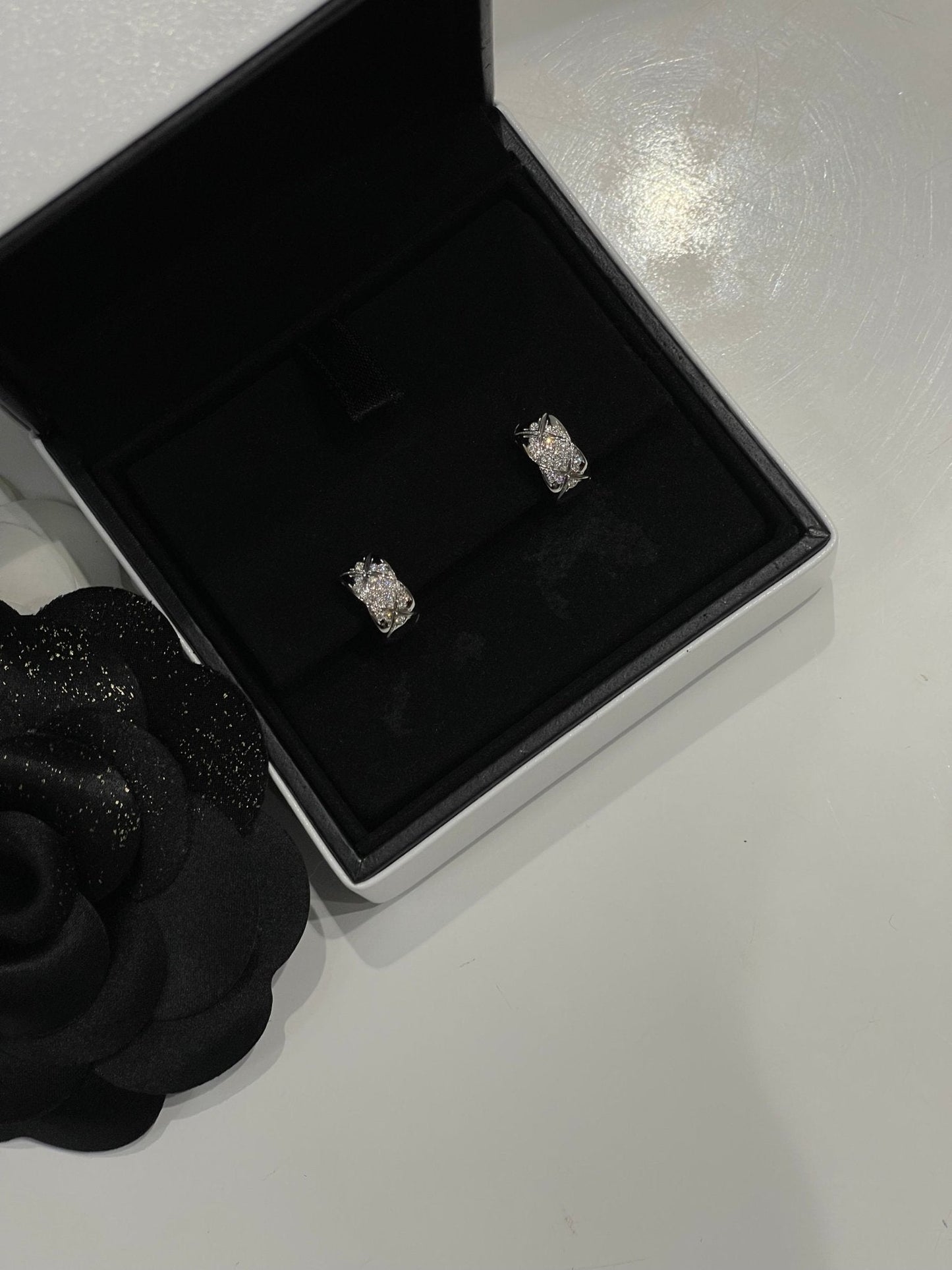 Chanel - Boucles d’oreilles Coco crush or blanc et diamants