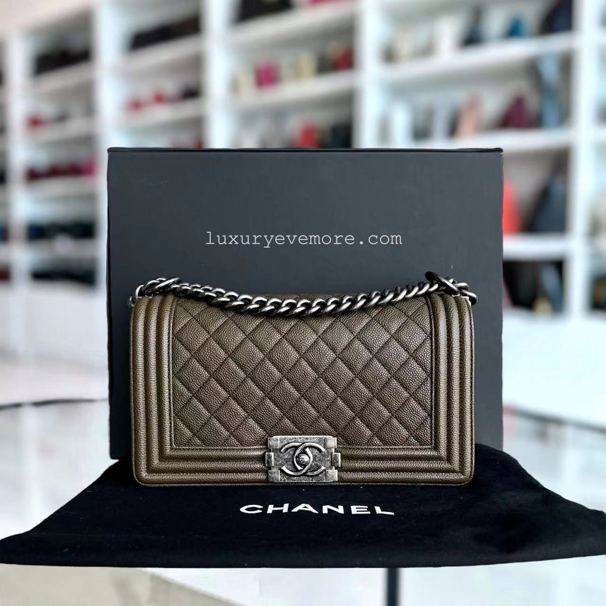 Caviar Boy Old Medium 25CM Quilted Grained Calfskin Olive Green Ruthenium Silver Hardware Series 23
