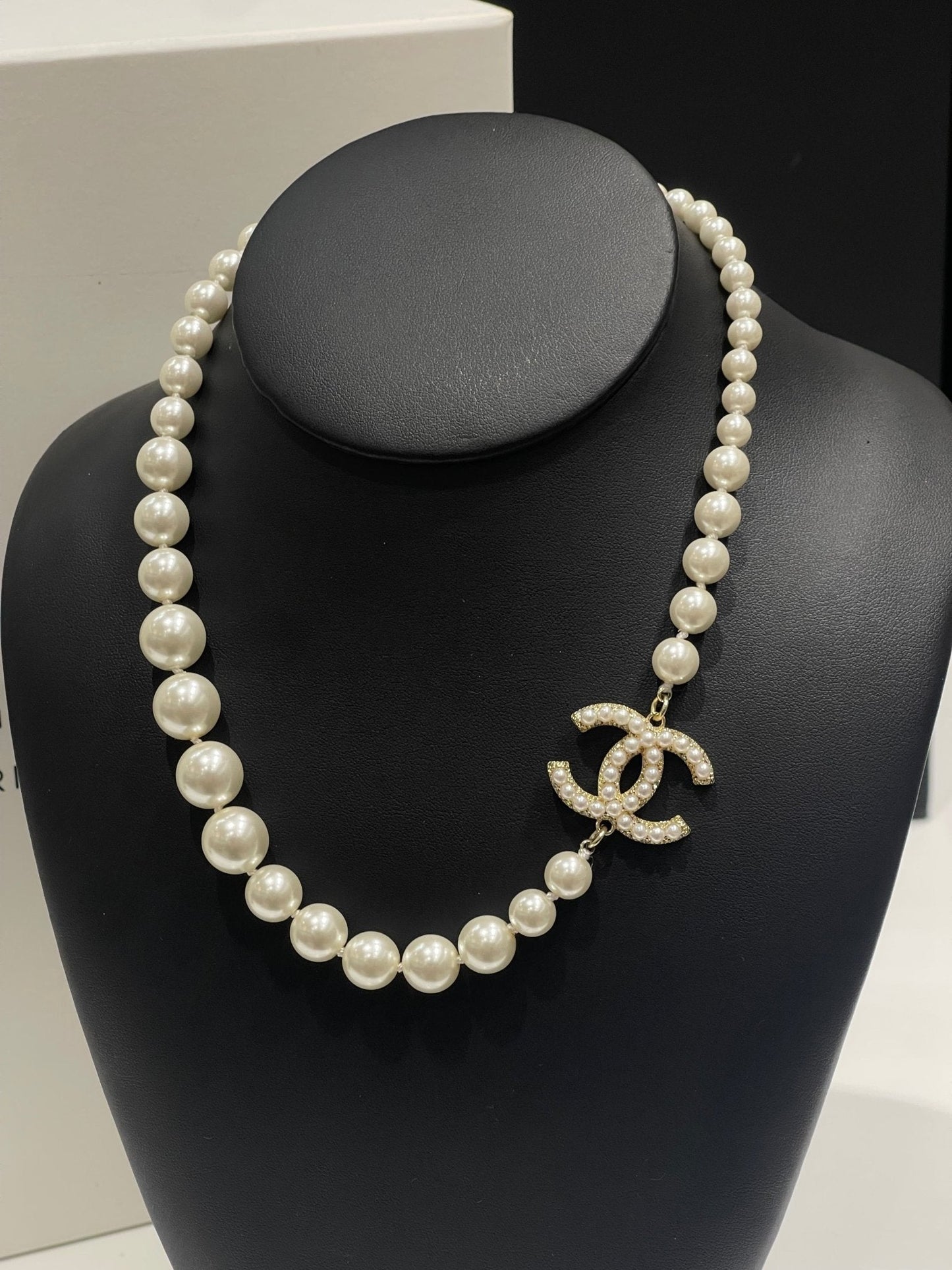 Chanel - Collier perle CC