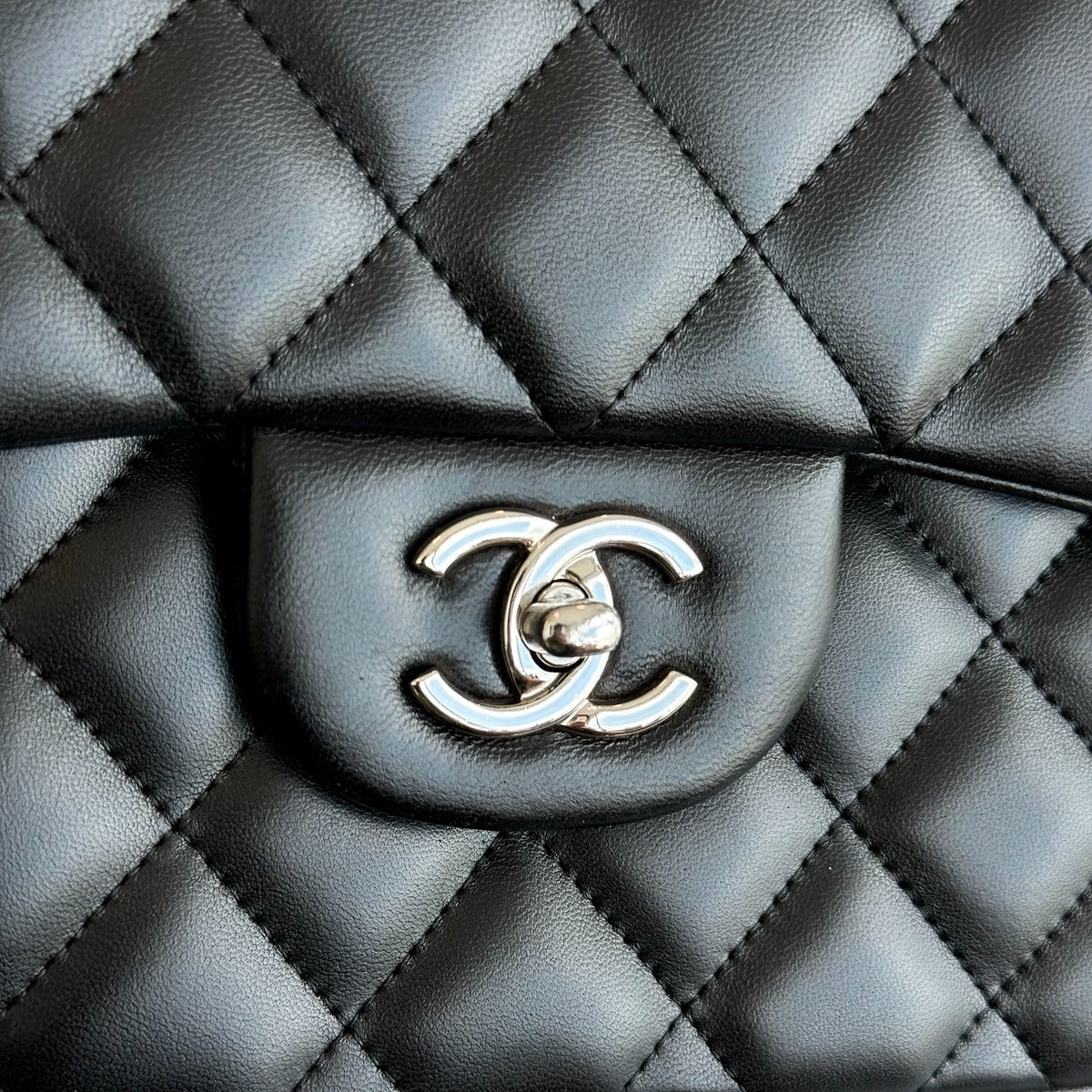 Jumbo Classic Flap Double Flap Quilted Lambskin Black SHW No 18