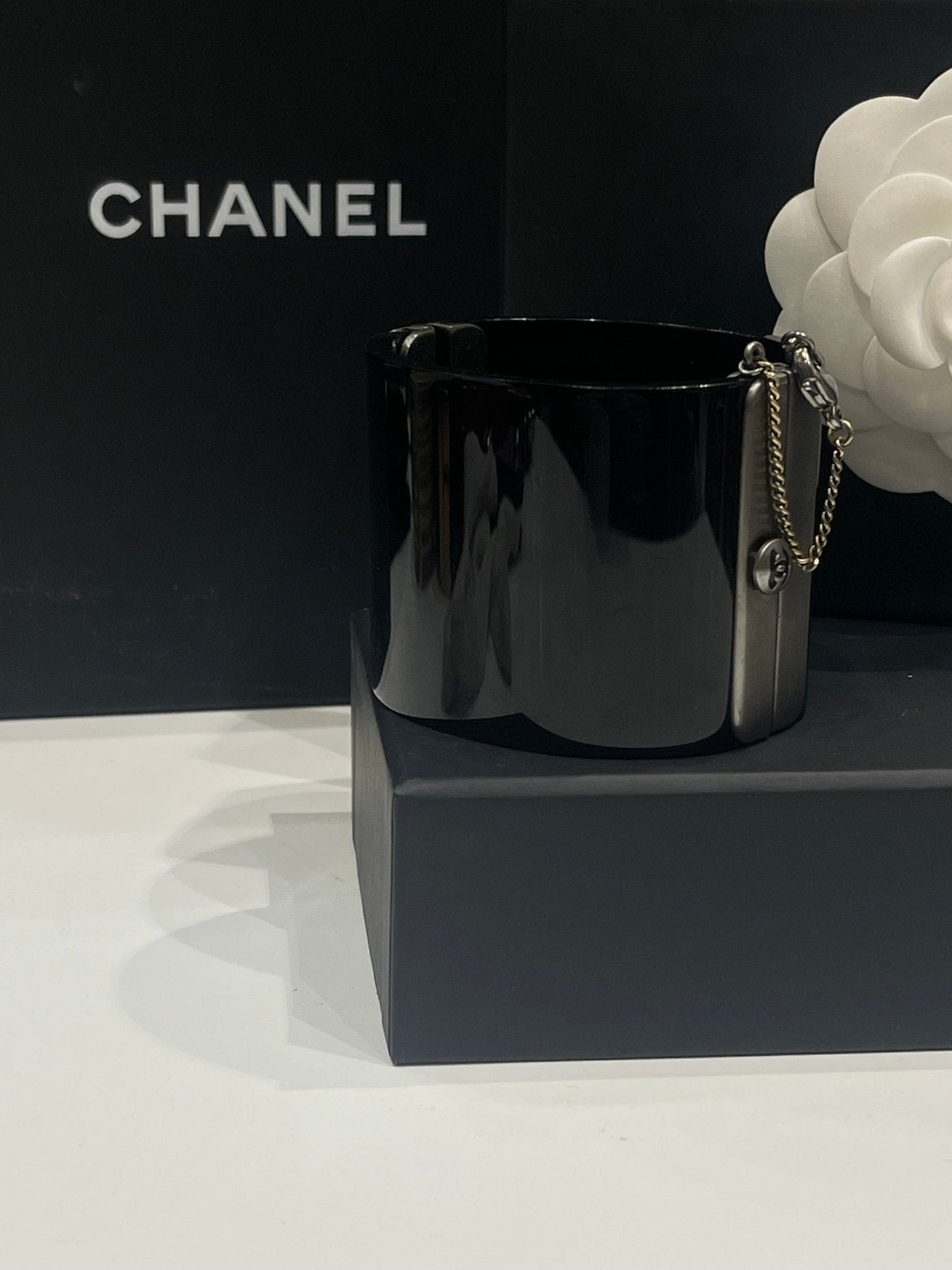 Chanel - Manchette carte du monde noire