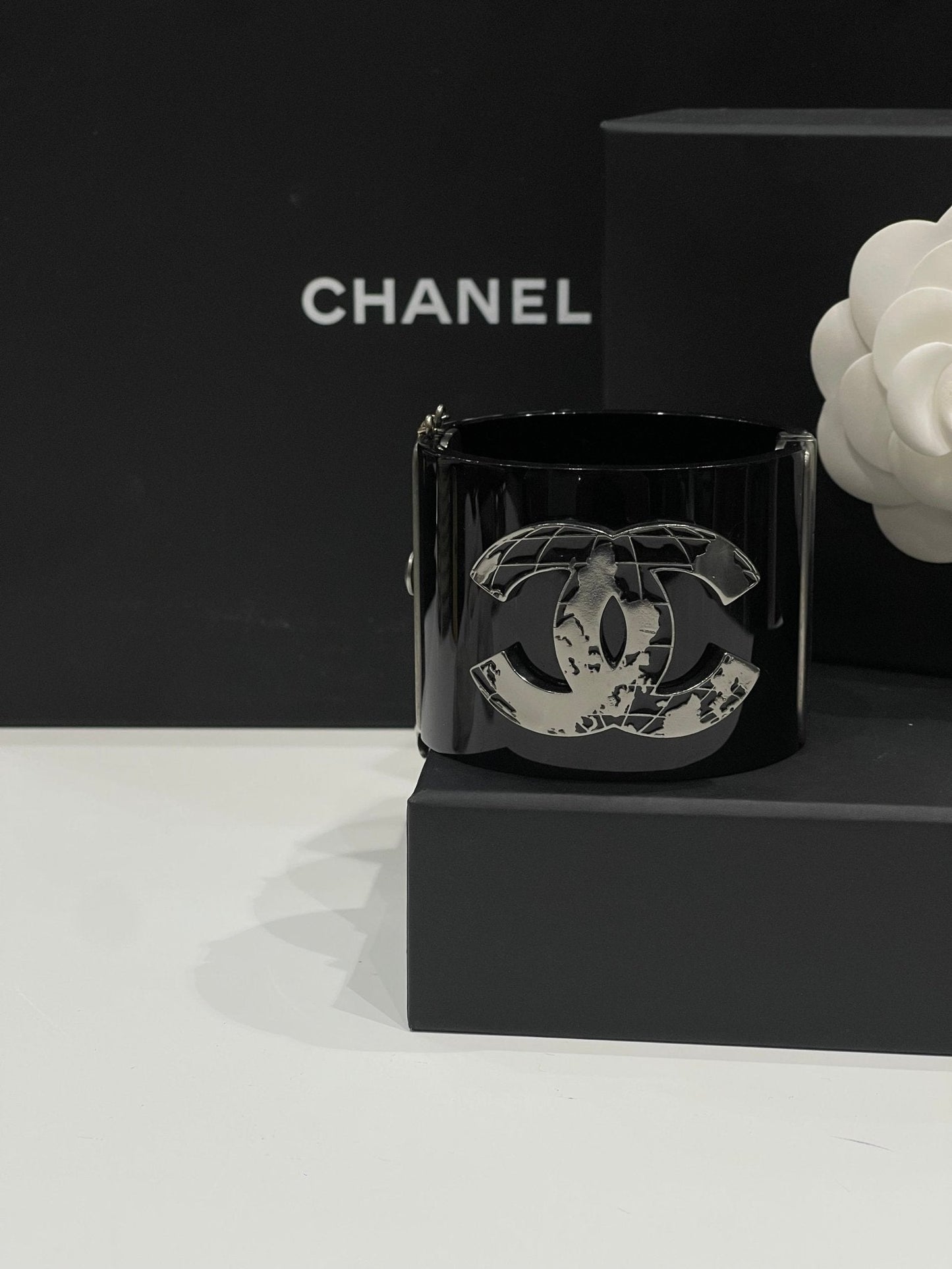 Chanel - Manchette carte du monde noire