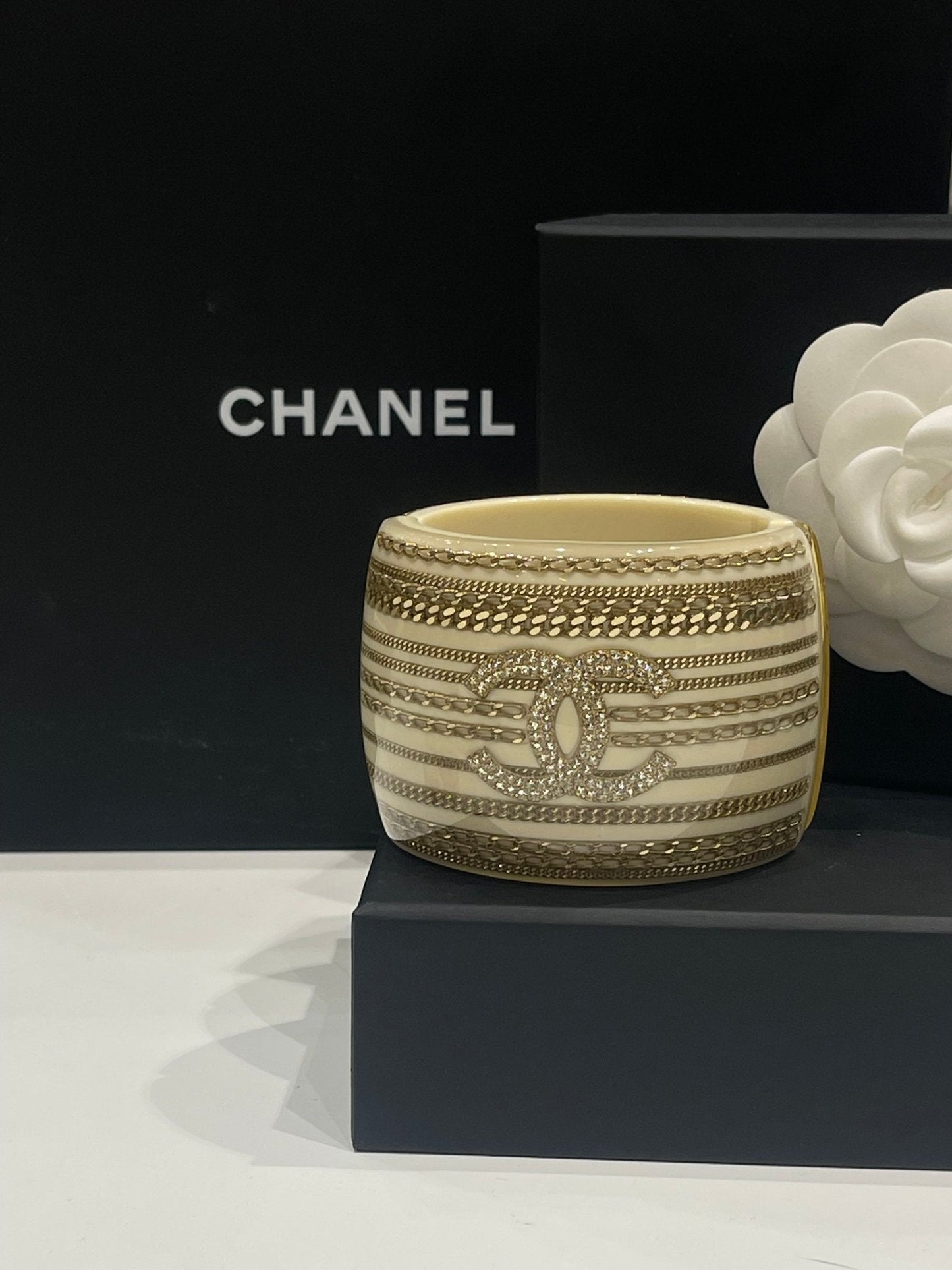 Chanel - Manchette CC beige strass