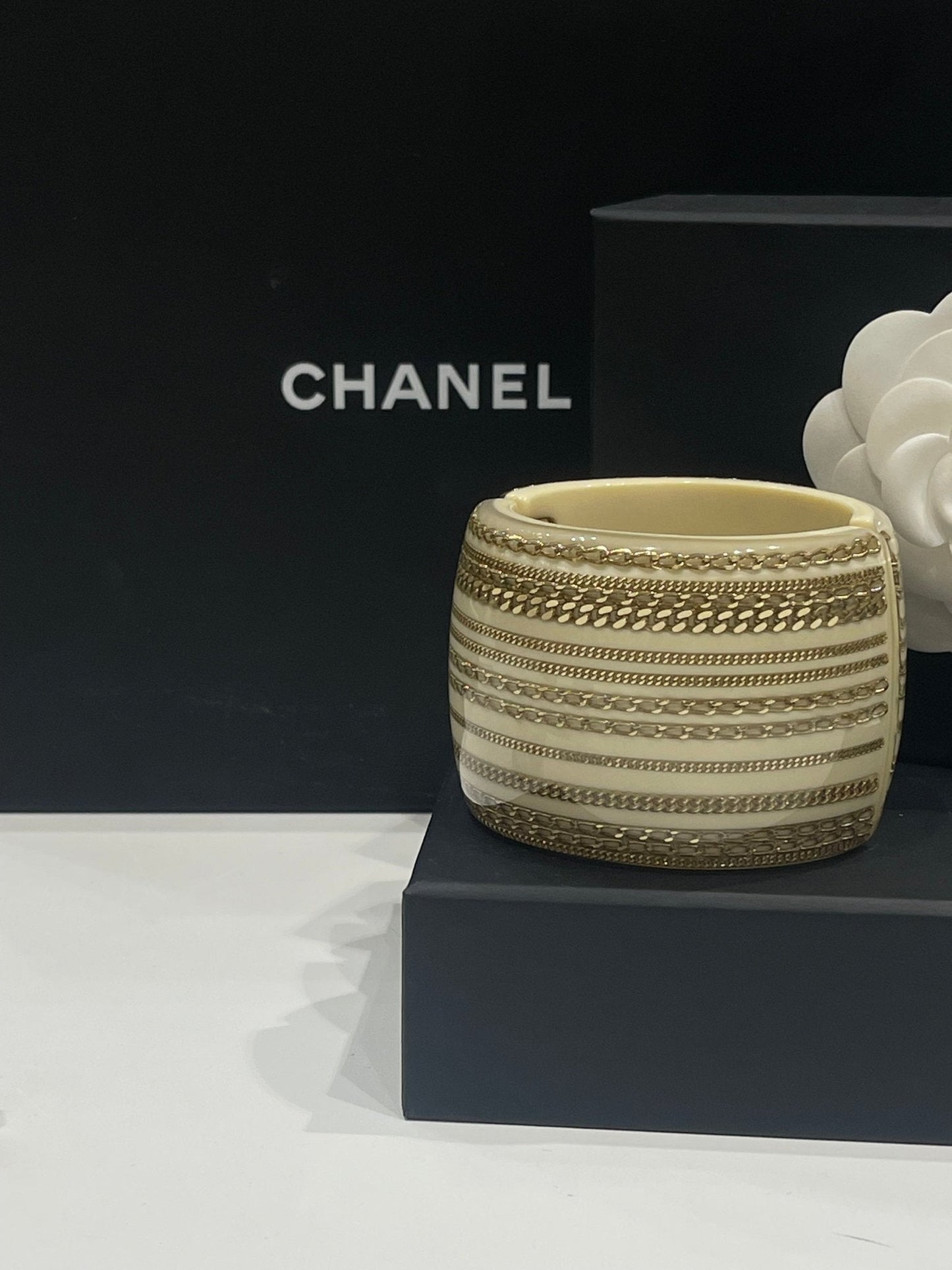 Chanel - Manchette CC beige strass