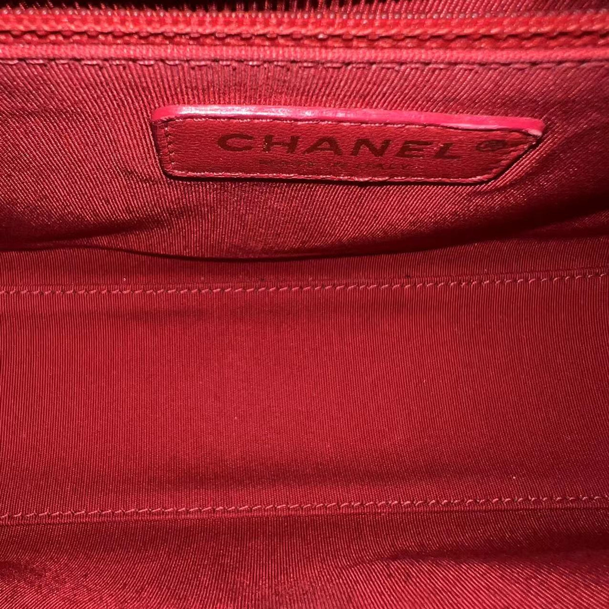 Chanel Medium Label Click Flap Quilted Grained Calfskin Red Golden Hardware Series 24