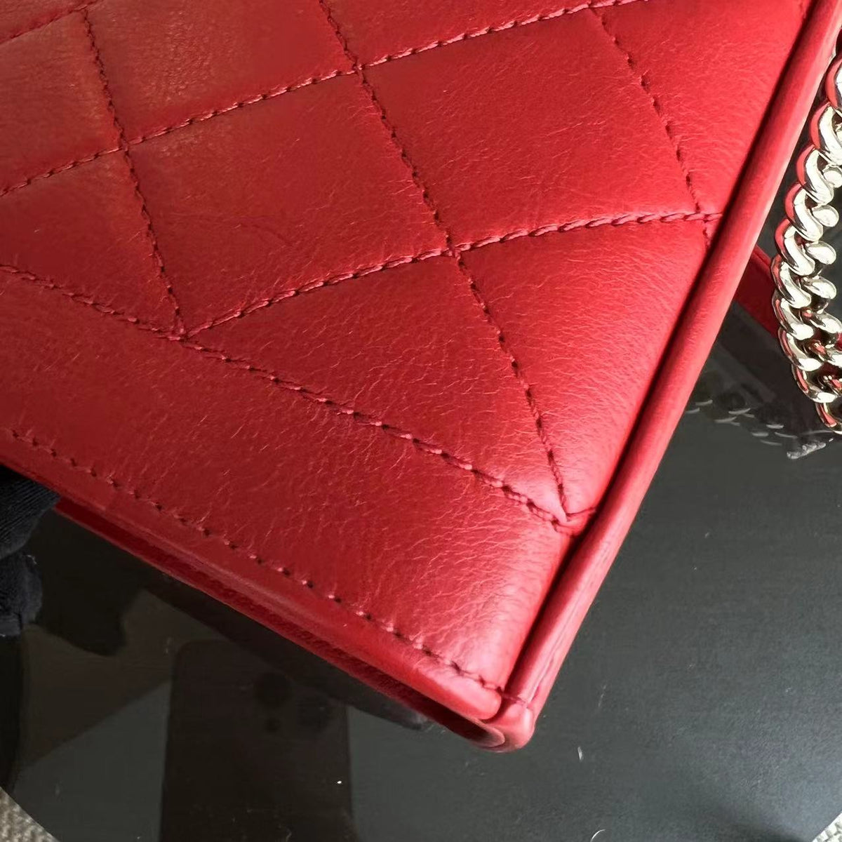Chanel Medium Label Click Flap Quilted Grained Calfskin Red Golden Hardware Series 24