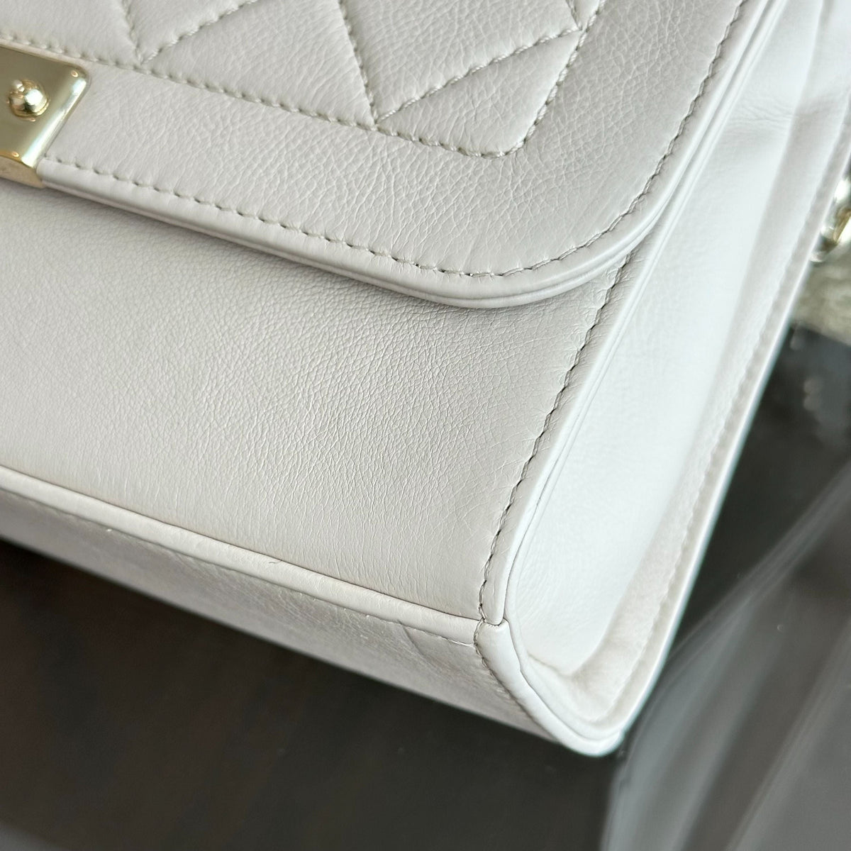 Medium Label Click Flap Quilted Grained Calfskin White Beige GHW No 24