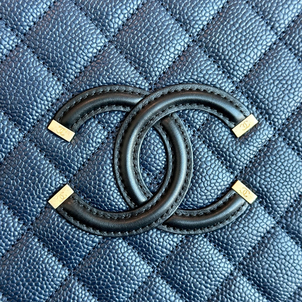 Chanel Vanity Case Medium - Caviar Dark Blue GHW No 24