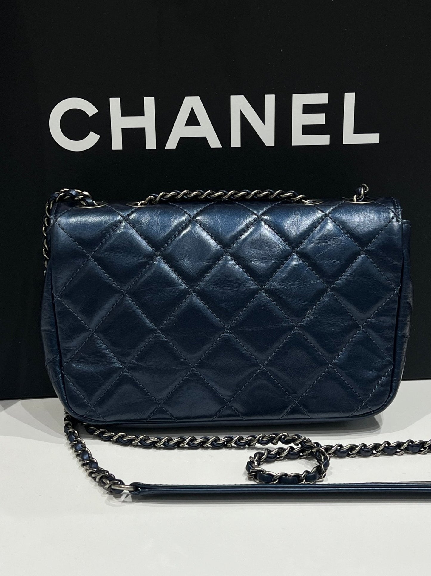 Chanel - petit sac à Rabat cuir bleu irisé
