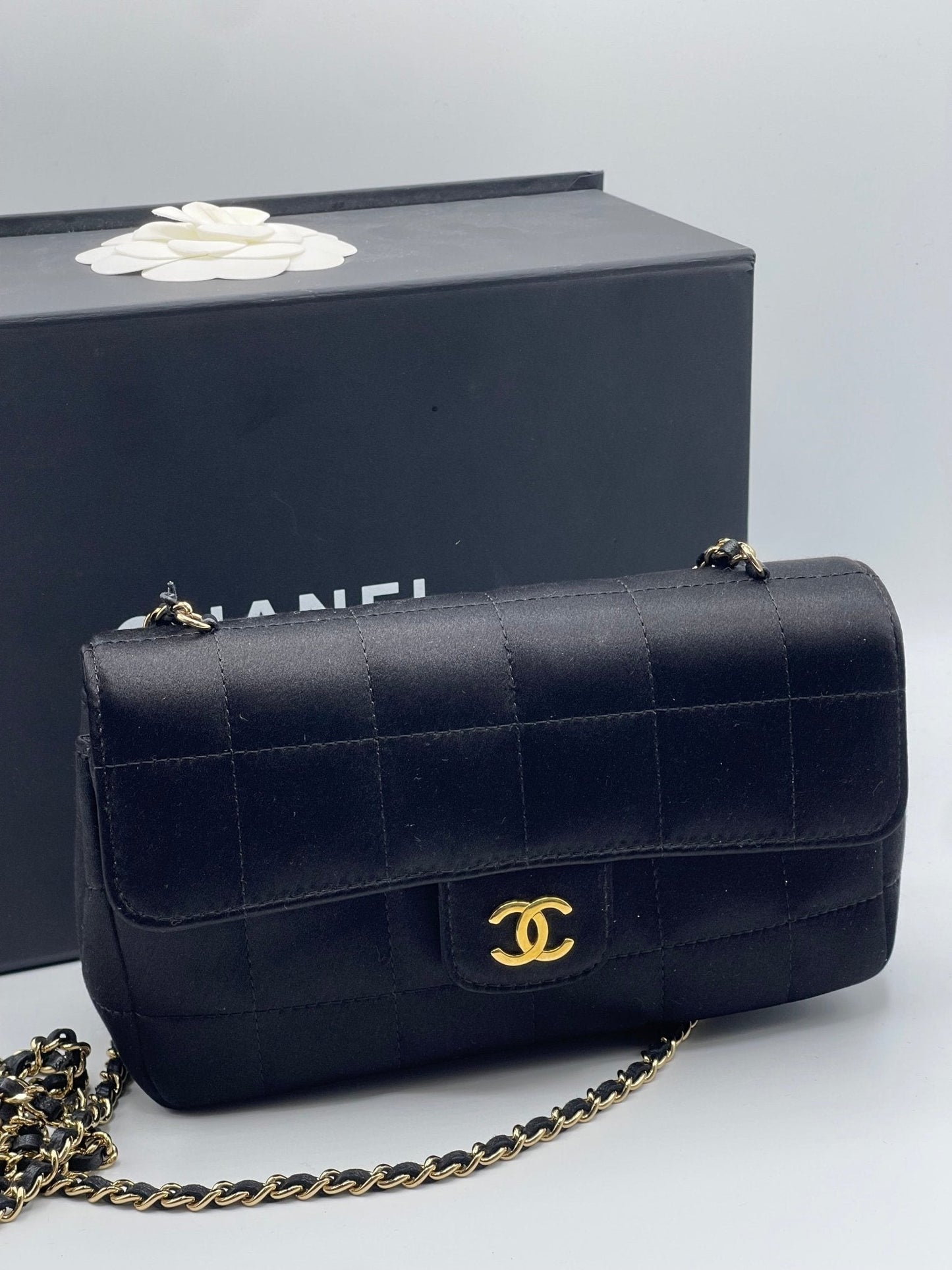 Chanel - petit sac East West satin noir