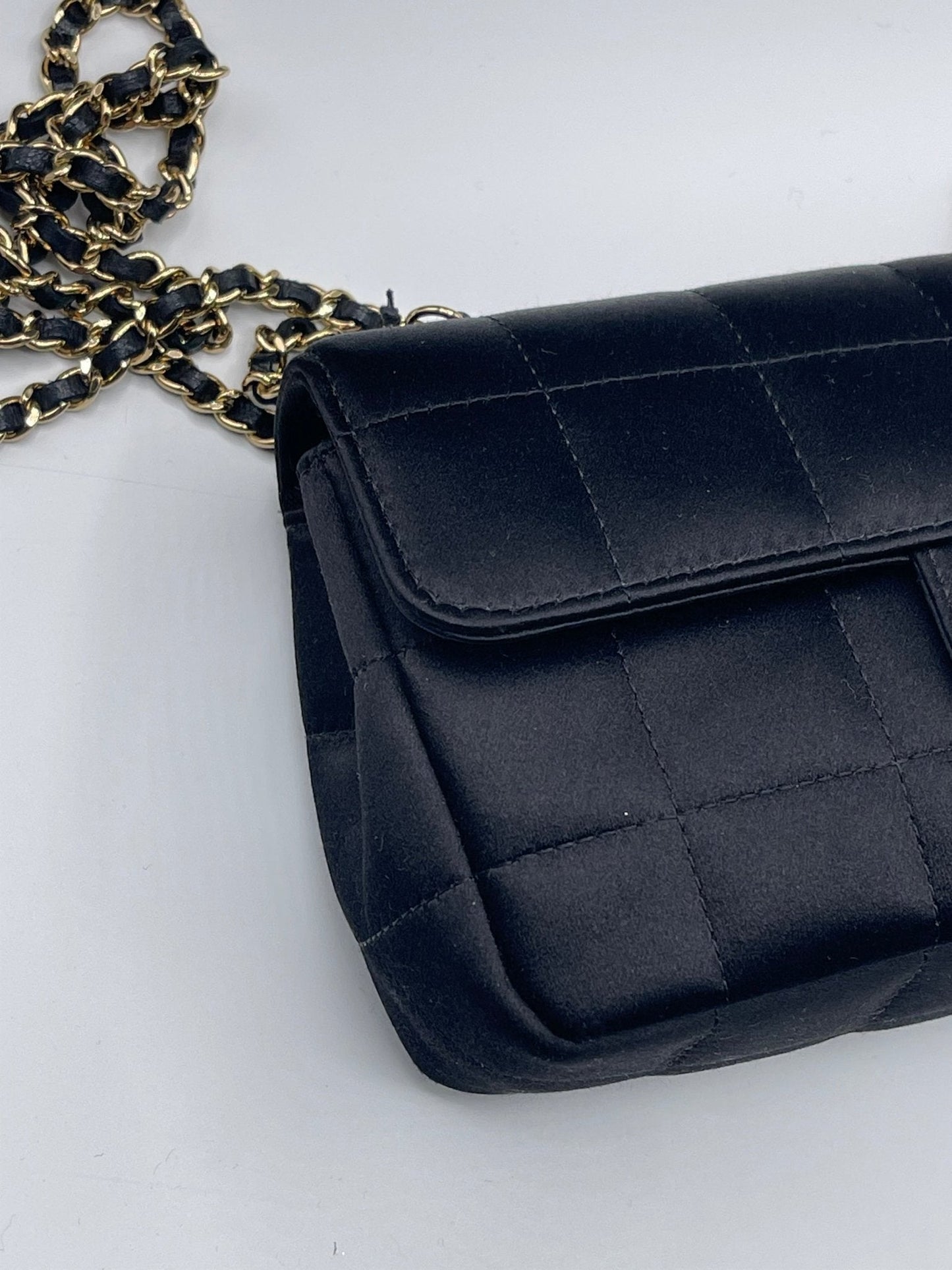 Chanel - petit sac East West satin noir