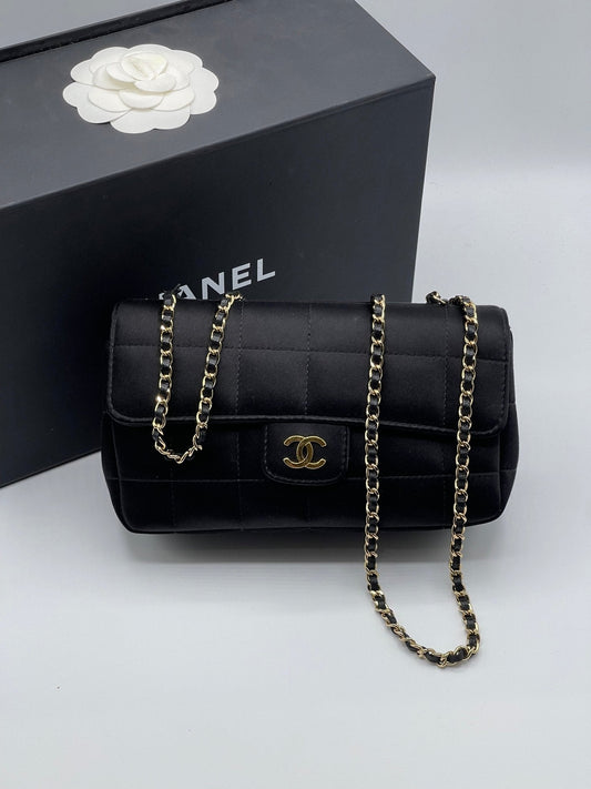 Chanel - petit sac East West satin noir