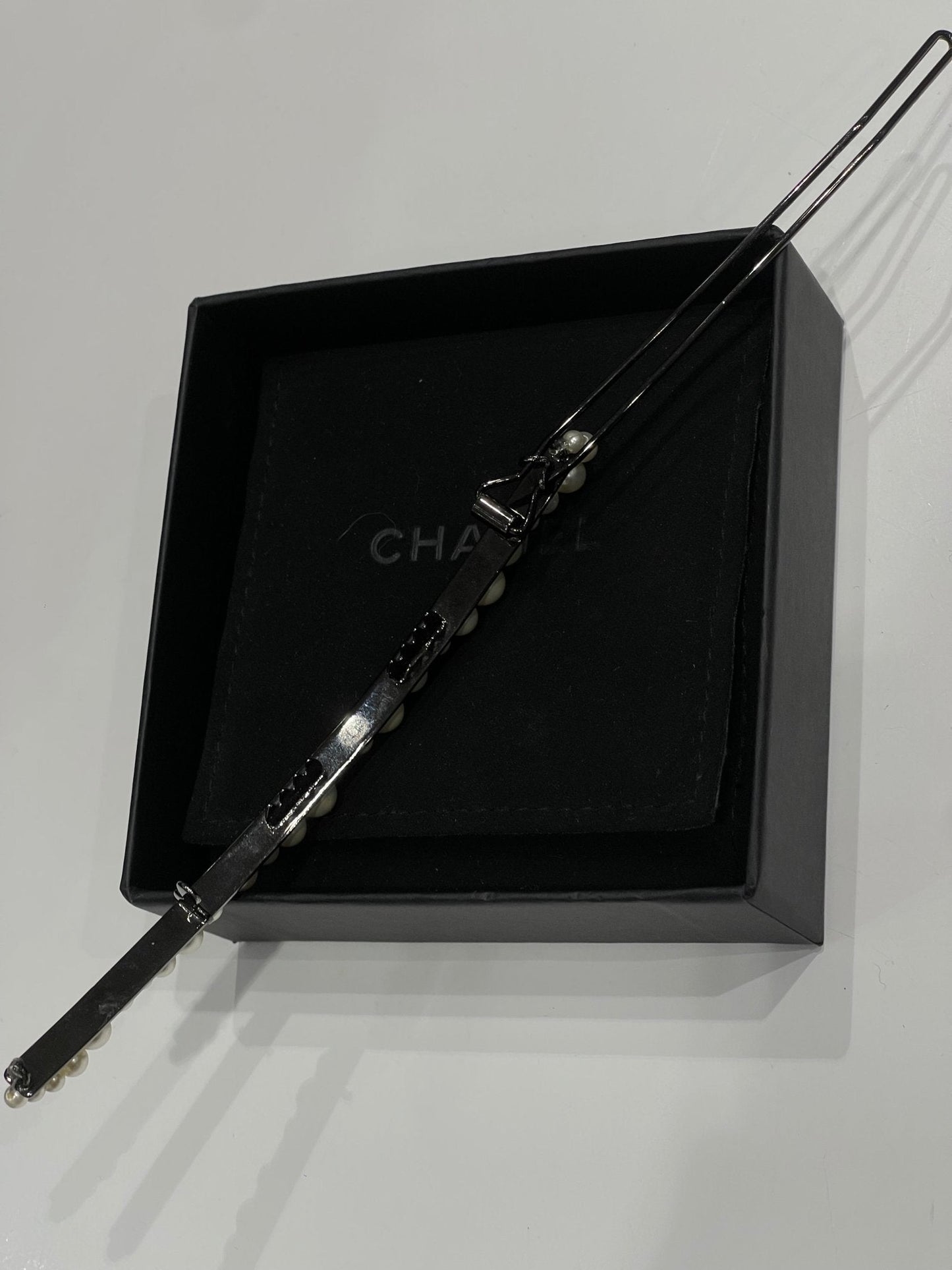 Chanel - Pince à cheveux perles