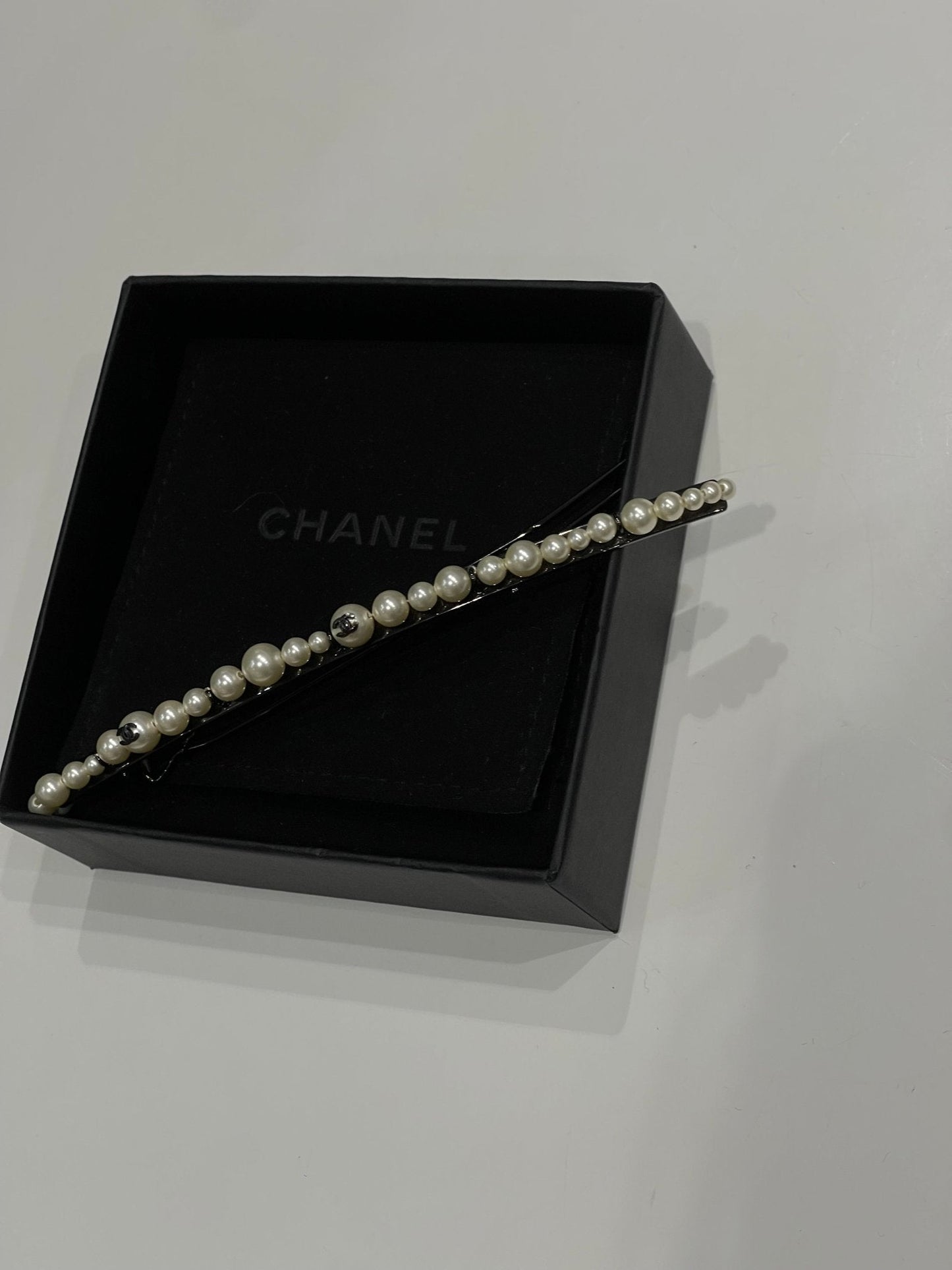 Chanel - Pince à cheveux perles