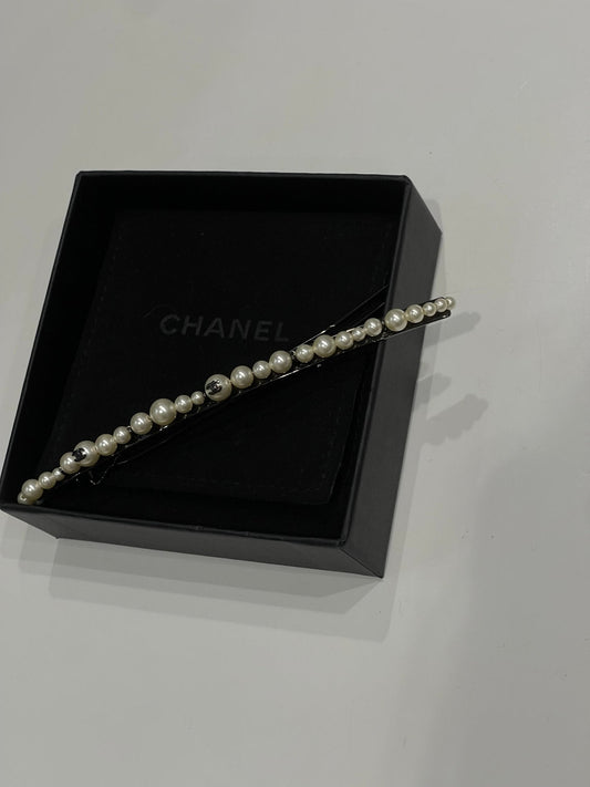 Chanel - Pince à cheveux perles