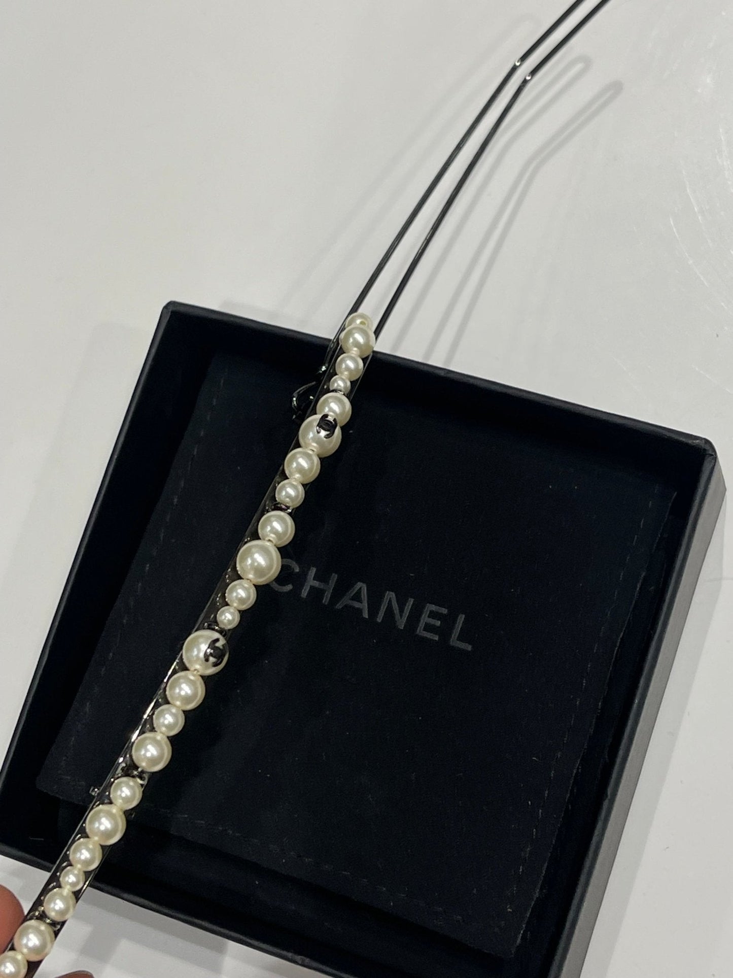 Chanel - Pince à cheveux perles