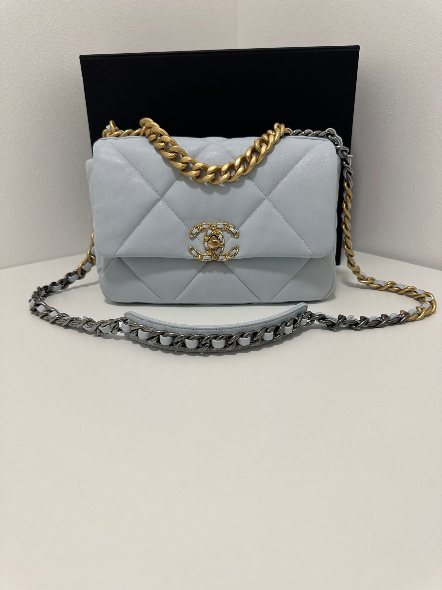 Chanel - Sac 19 bleu nuage