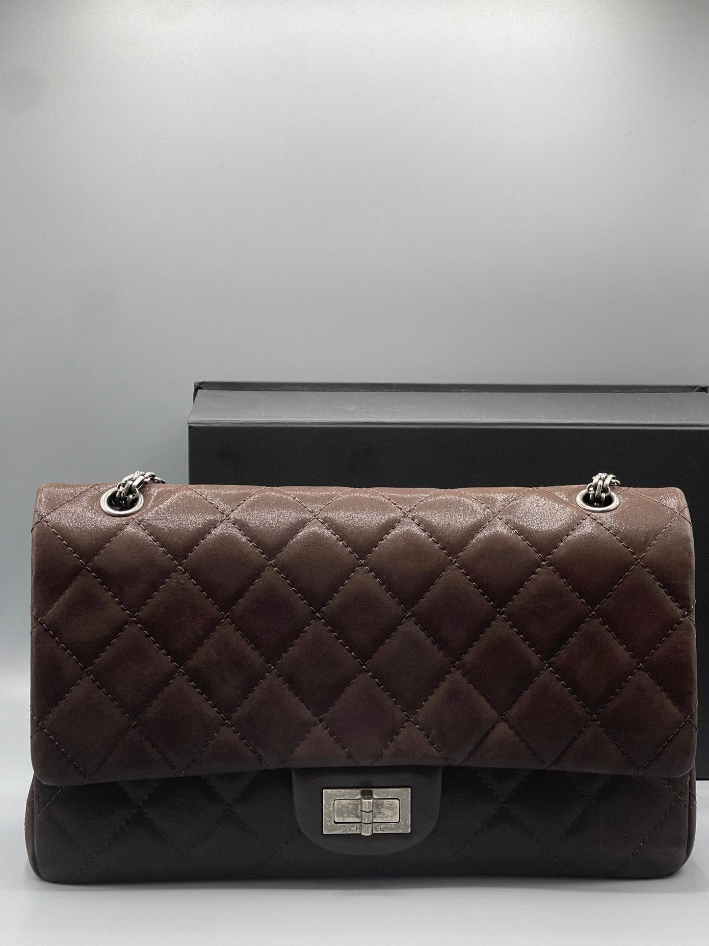 Chanel - sac 2 55 maxi cuir irisé chocolat