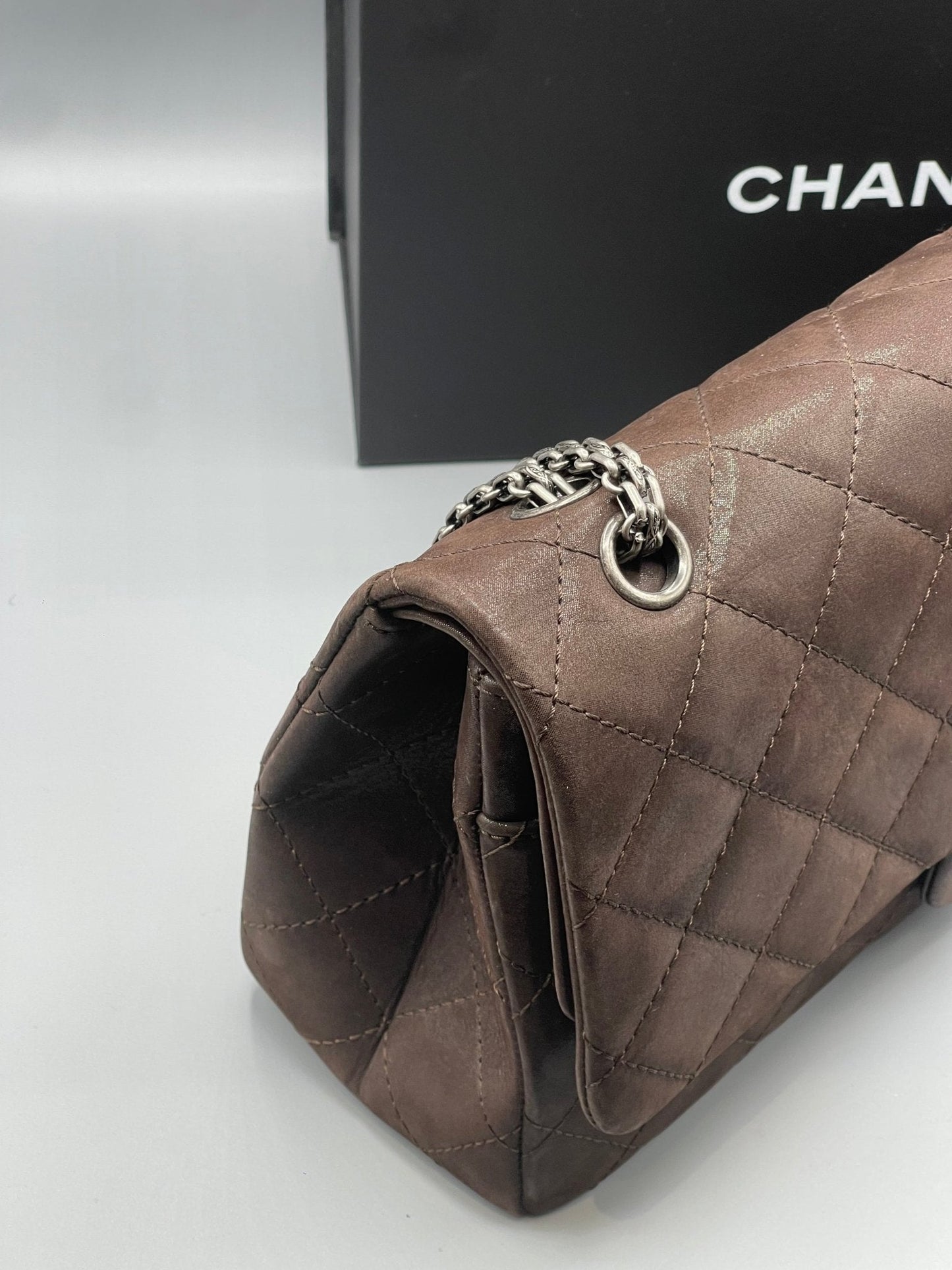 Chanel - sac 2 55 maxi cuir irisé chocolat