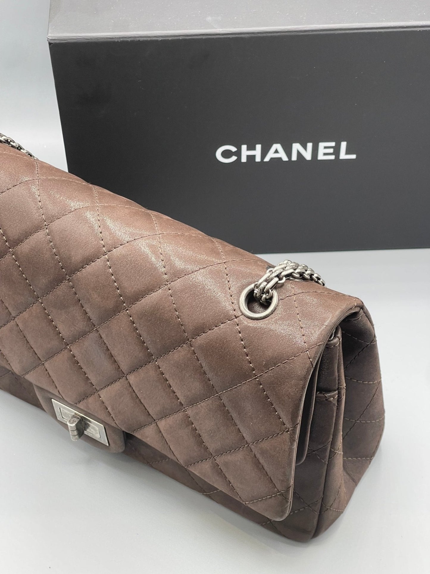 Chanel - sac 2 55 maxi cuir irisé chocolat
