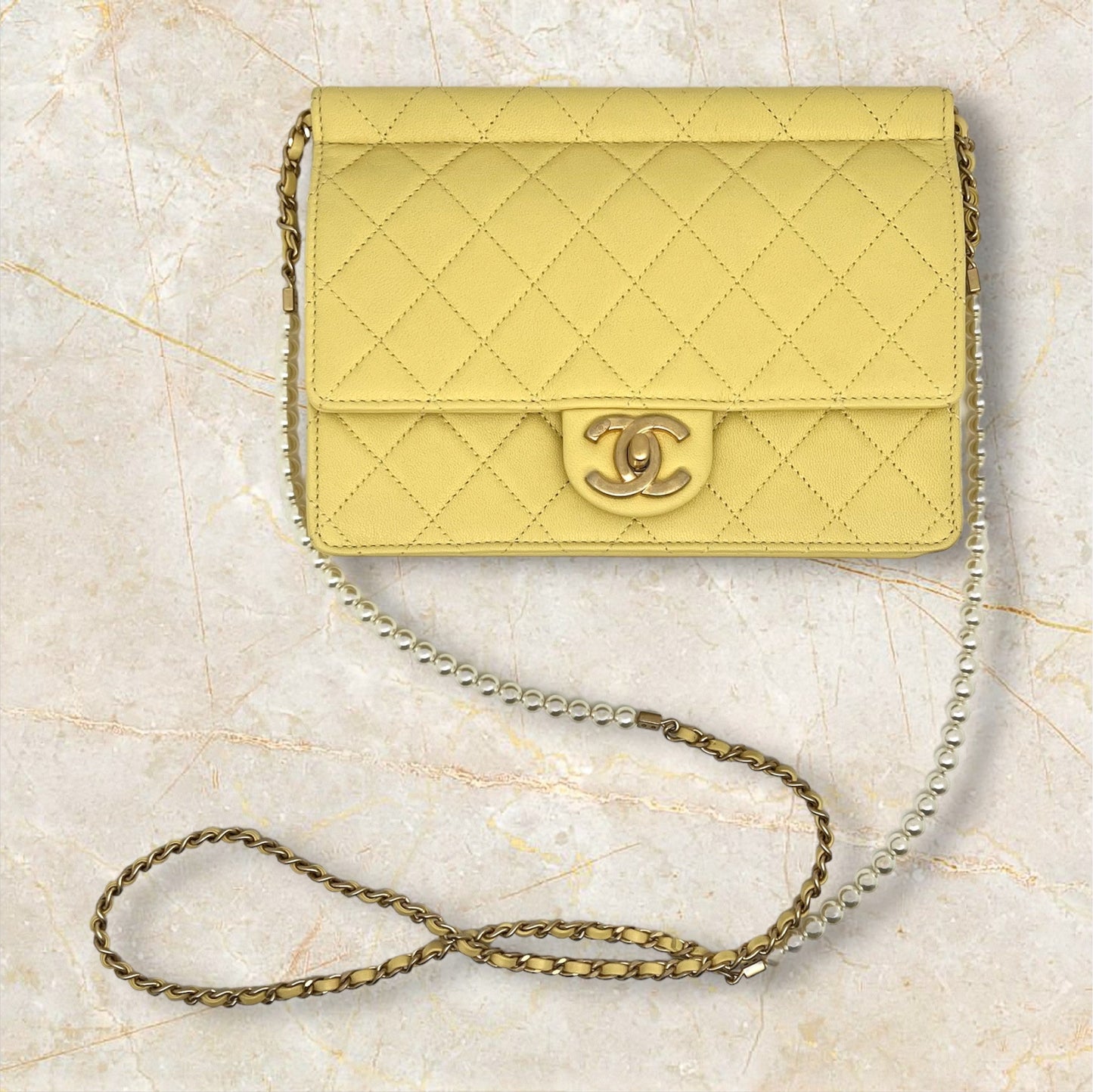 Chanel - Sac à rabat jaune