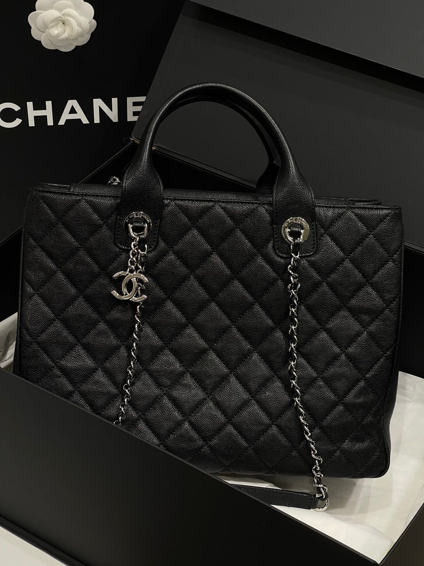 Chanel - Sac cabas classique noir MM