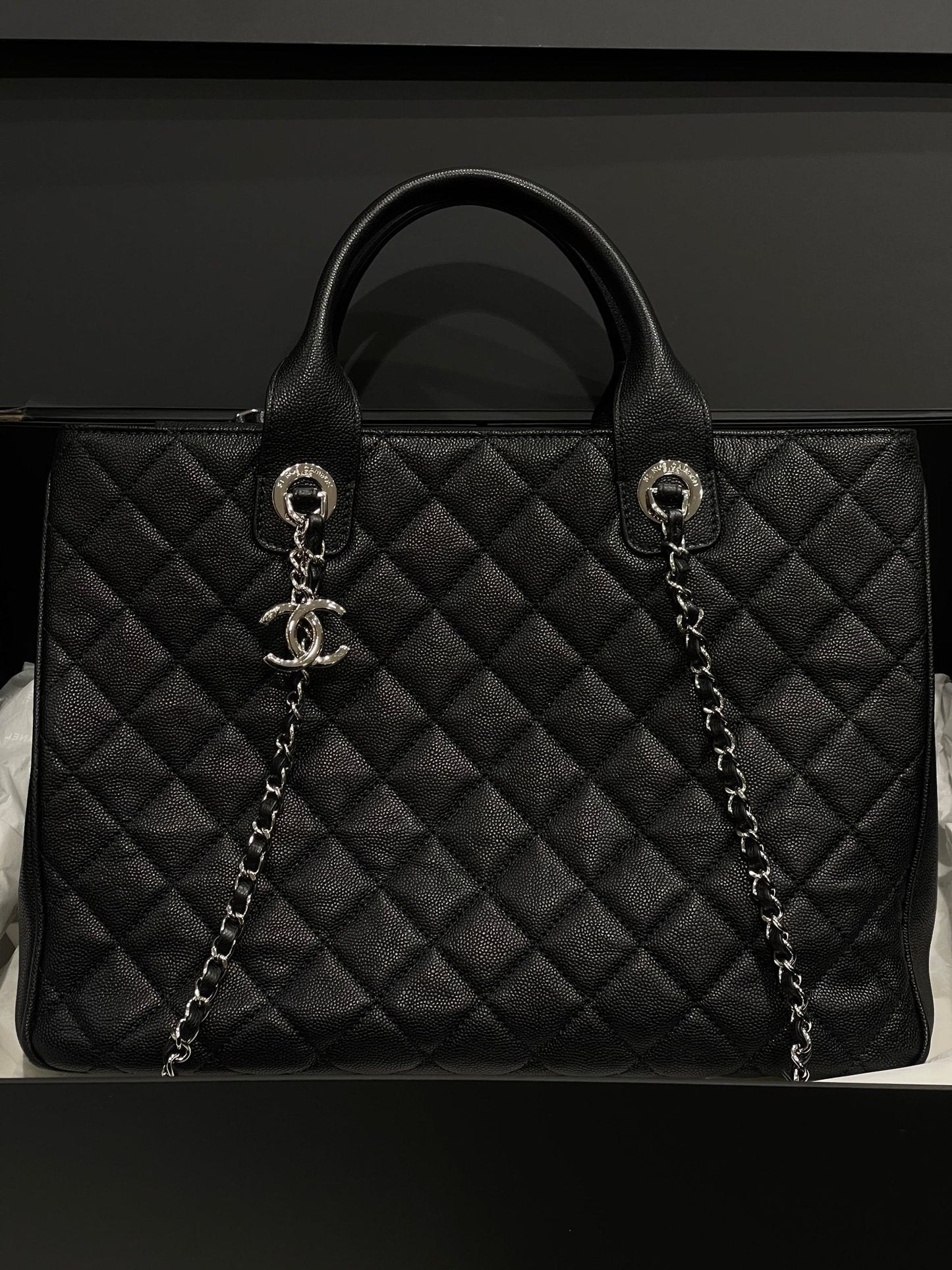 Chanel - Sac cabas classique noir MM
