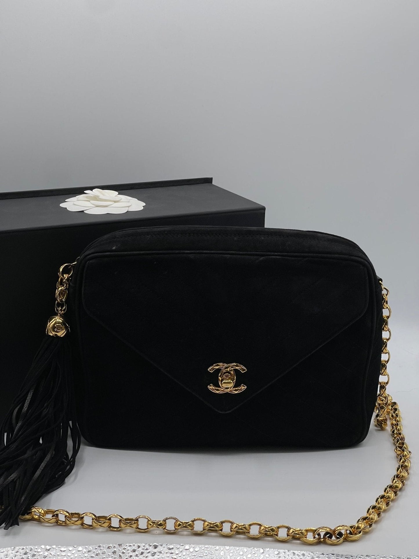 Chanel - Sac caméra enveloppe daim noir