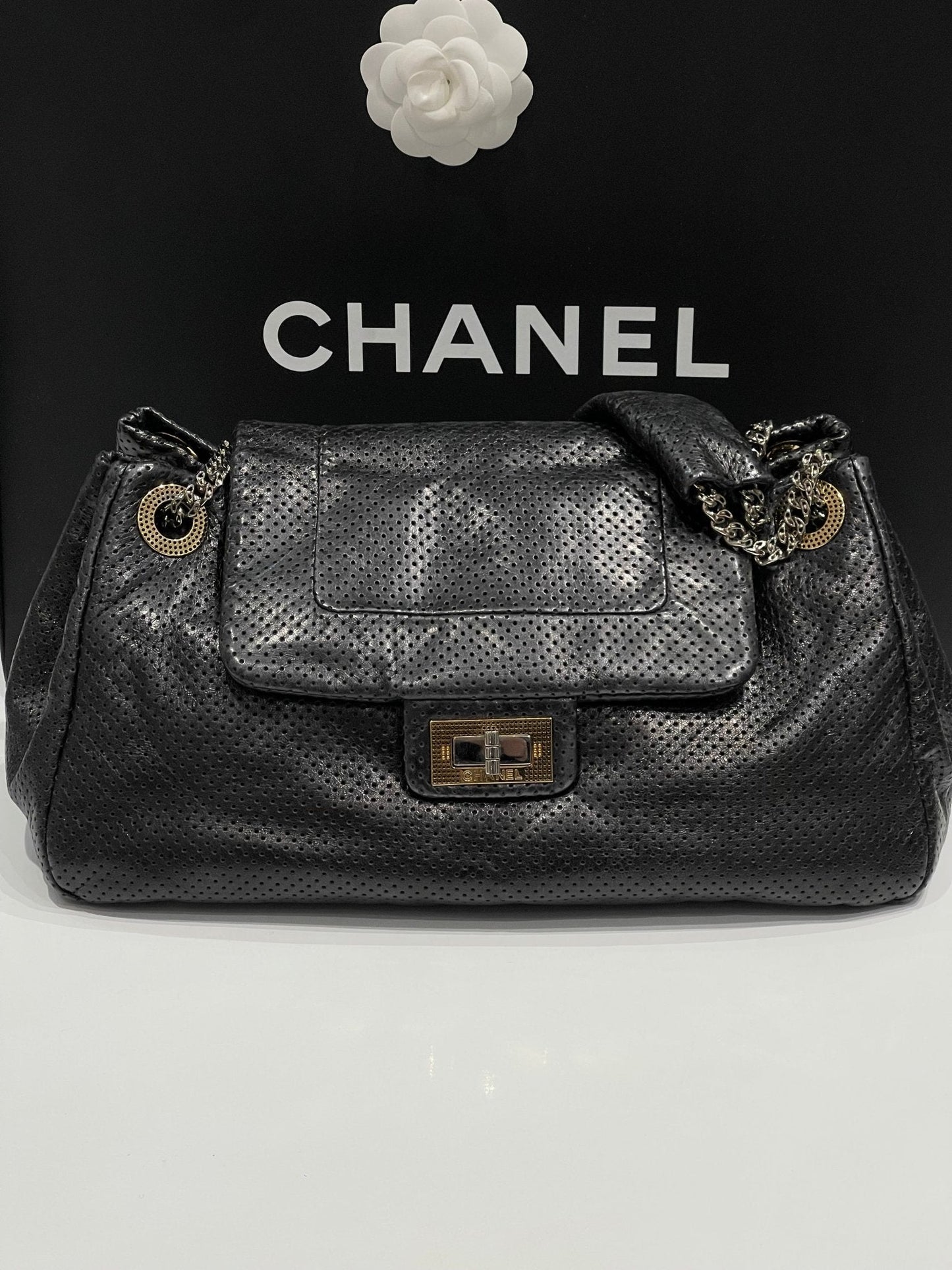 Chanel - sac demoiselle cuir perforé noir