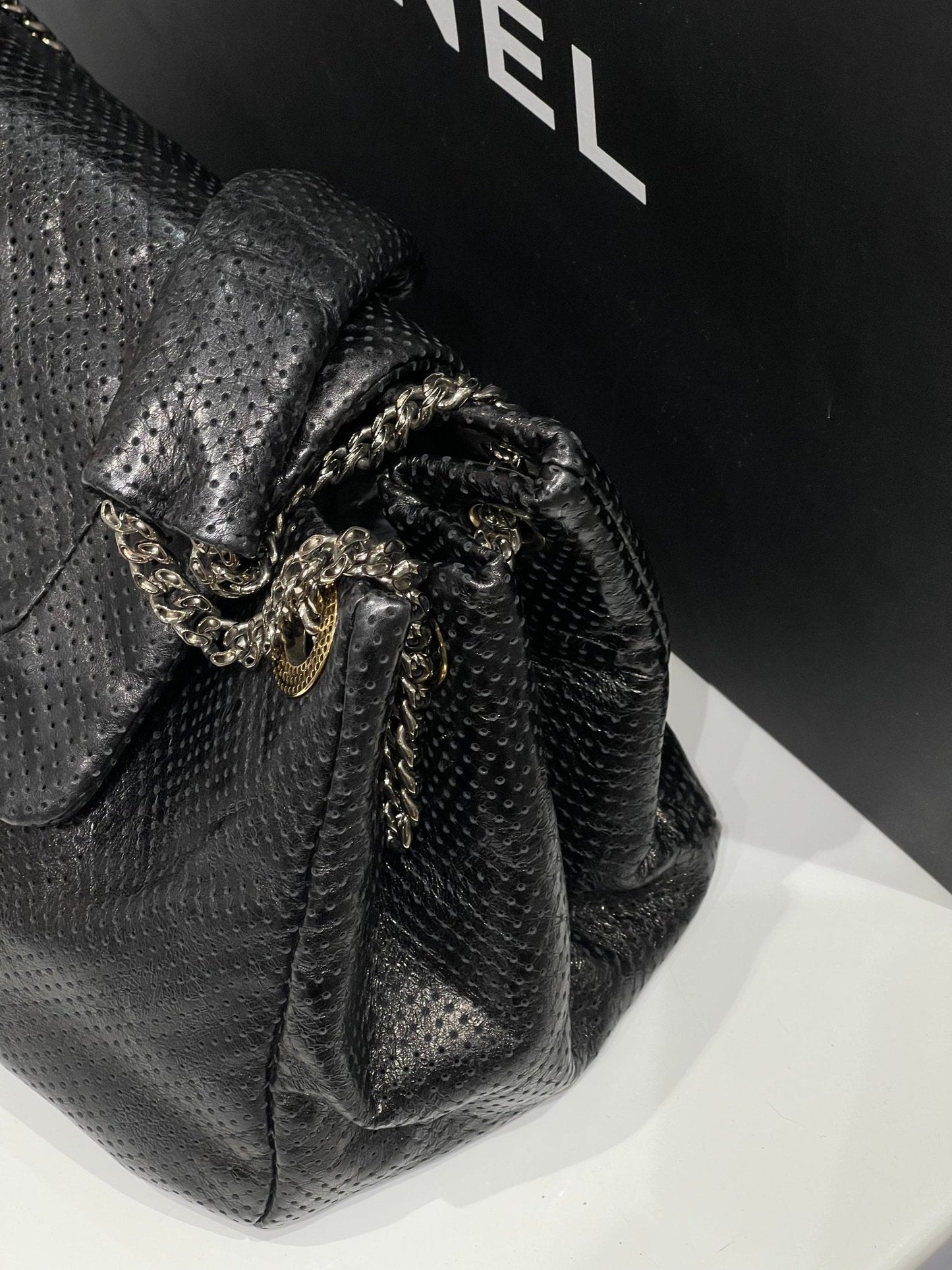 Chanel - sac demoiselle cuir perforé noir