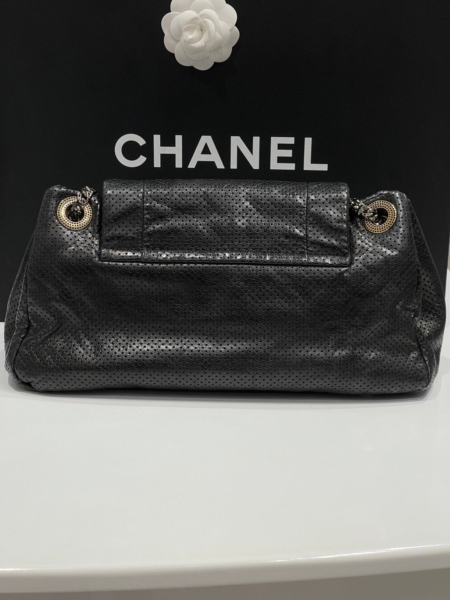 Chanel - sac demoiselle cuir perforé noir