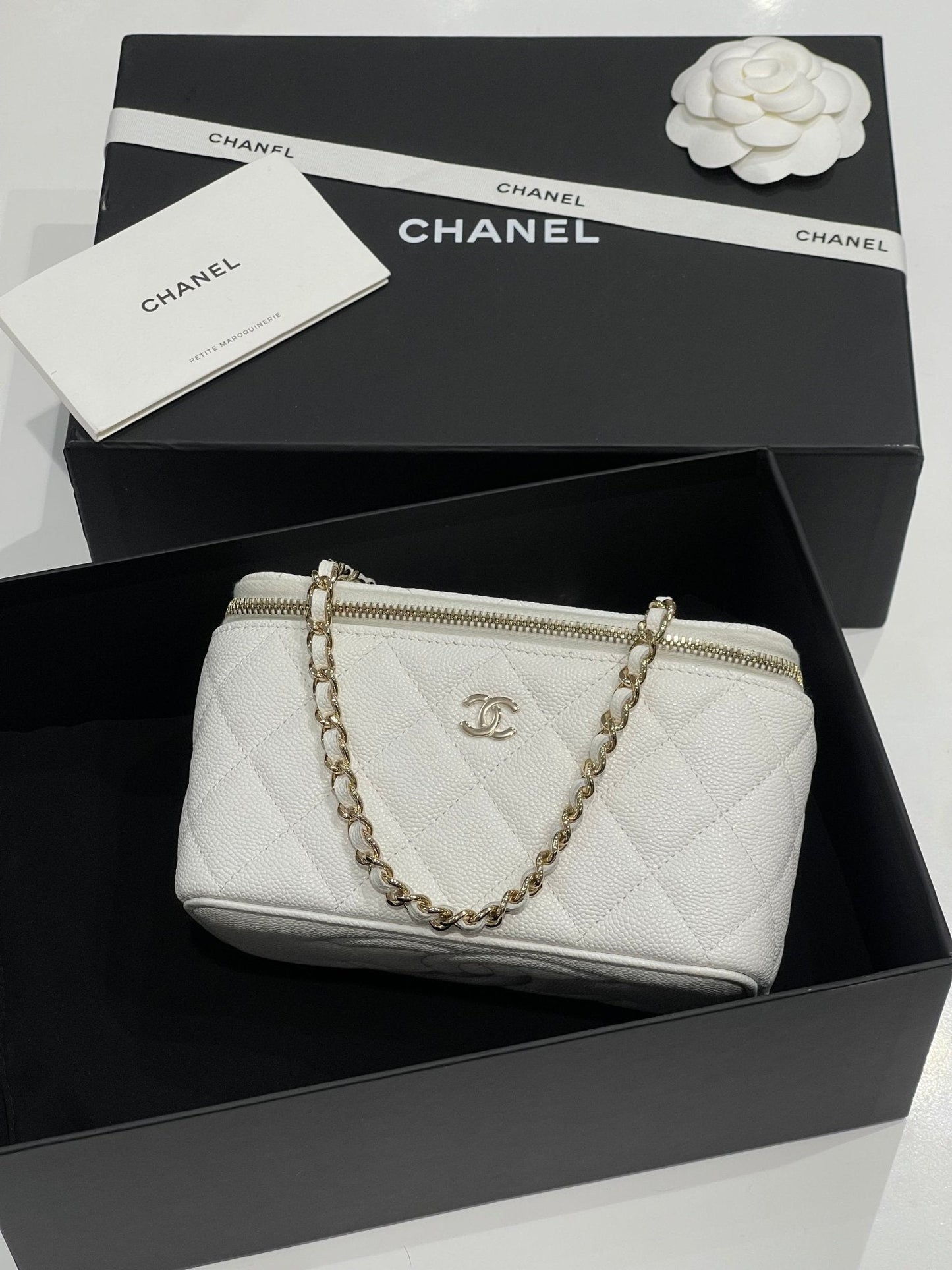 Chanel - Sac mini vanity on chain blanc