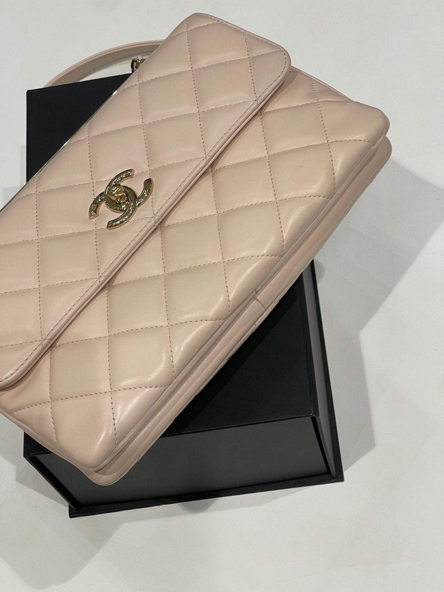 Chanel - sac trendy rose plaque dorée