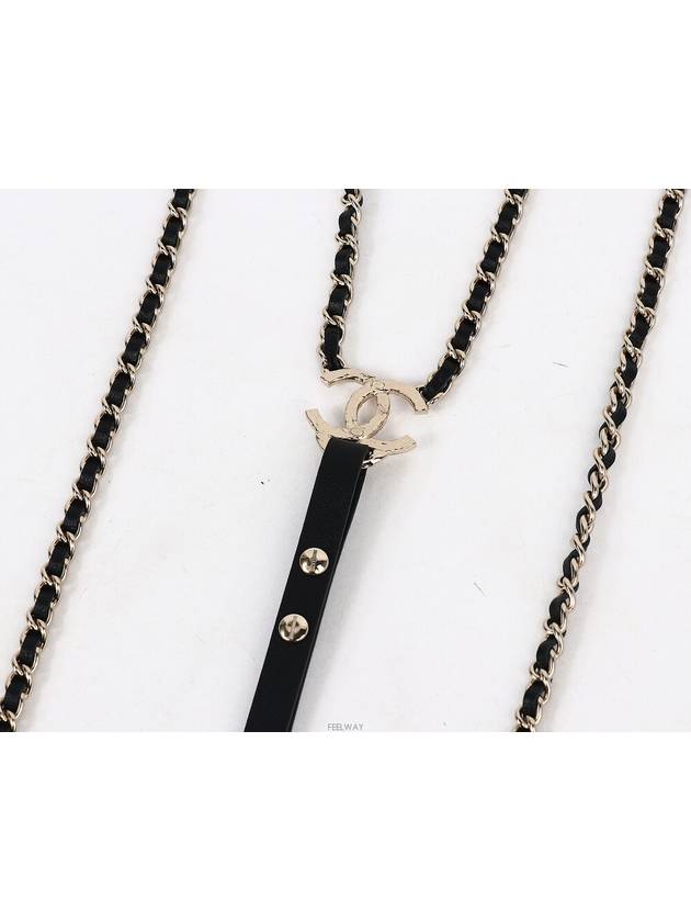 female guitar Chanel